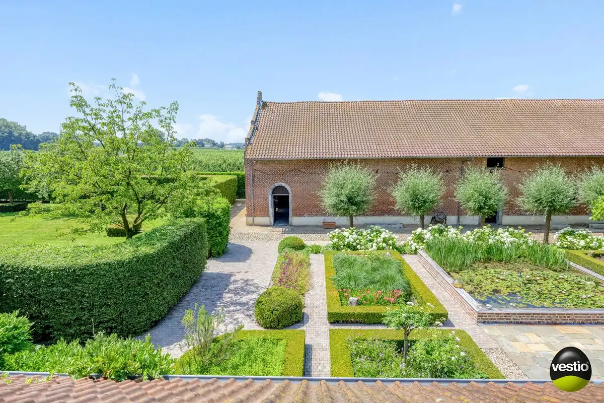 EXCLUSIEVE HOEVE MET MEERDERE WOONGEDEELTES, ATELIER, STALLING en AANPALENDE WEIDE OP CA. 1,6 HECTARE NABIJ DOMEIN NIEUWENHOVEN. foto 5