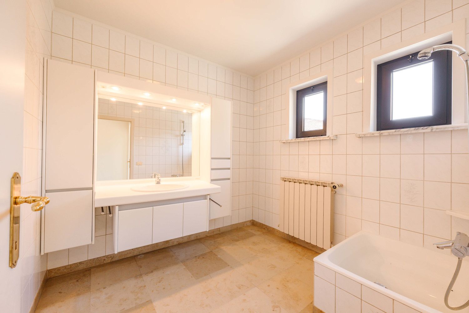 Instapklare woning in het centrum van Meulebeke. foto 13