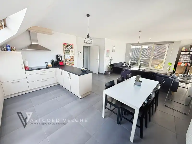 Te koop Eigentijds dakappartement van 89m² op centrale ligging met ruime zolder van maar liefst 30m² en garagebox van 20m² foto 3
