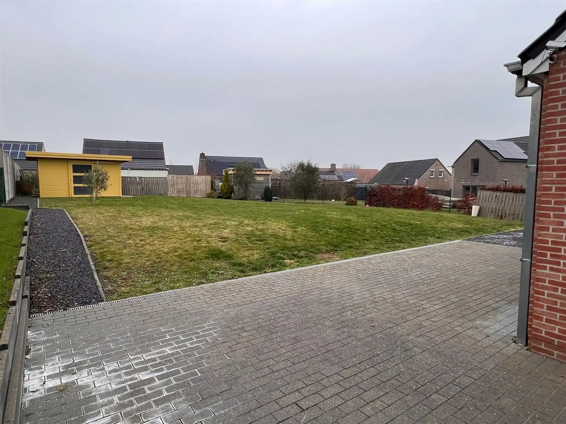 Moderne gelijkvloerse villa met tuin foto 5