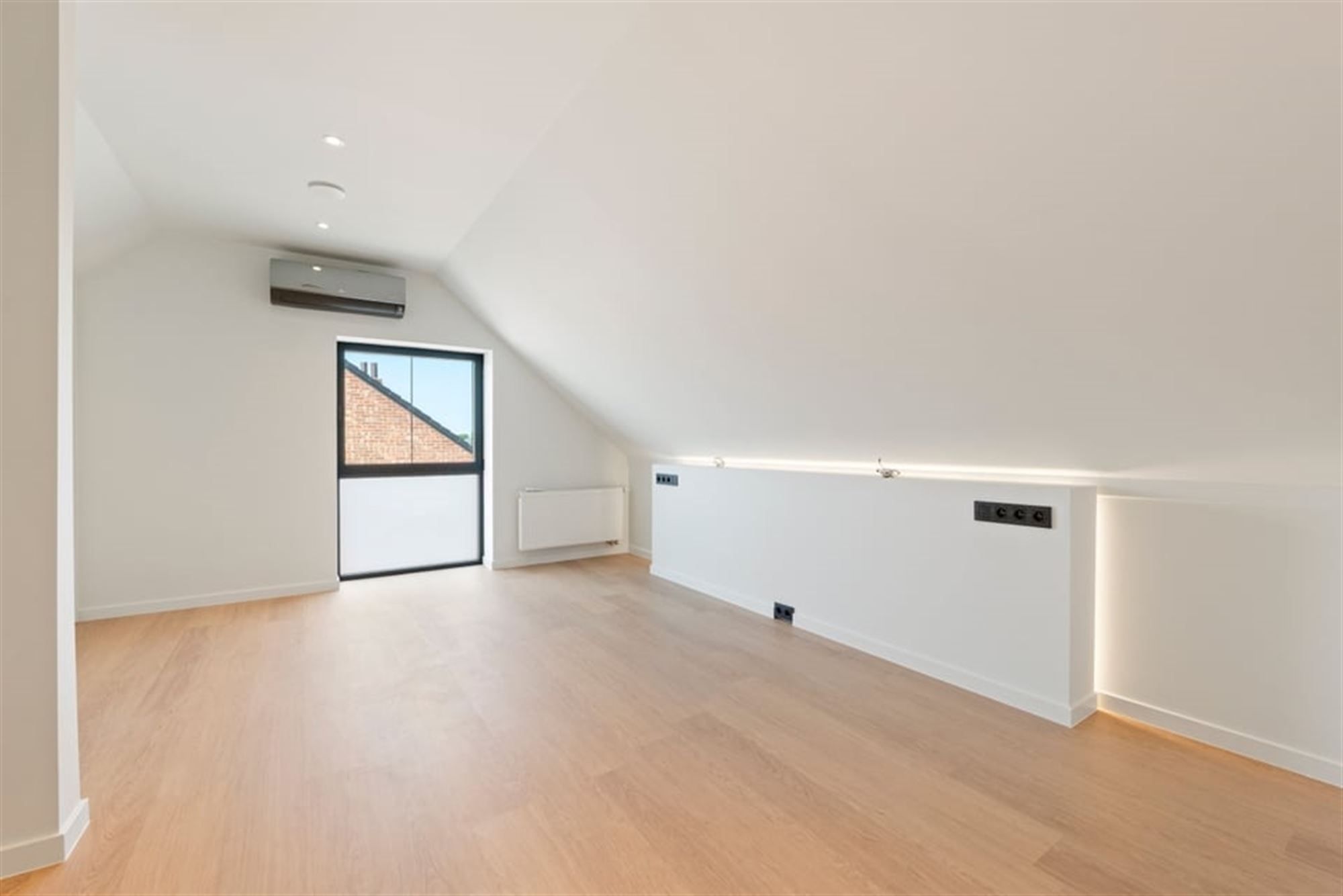 KNAPPE VOLLEDIG GERENOVEERDE WONING MET RUIME GARAGE IN SINT-TRUIDEN  foto 28