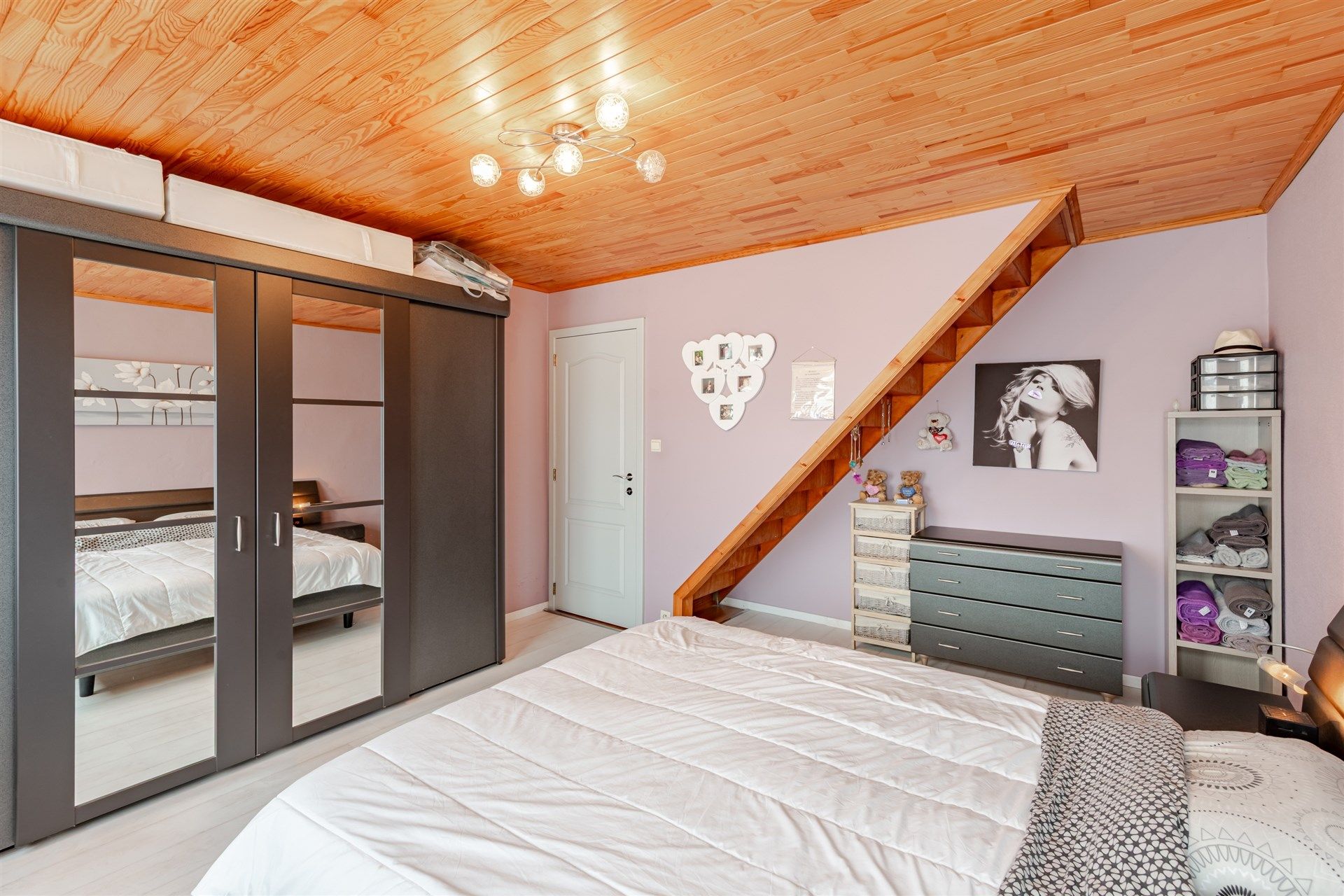 Gezinswoning met vier slaapkamers, garagegebouw en grote tuin op 1705 m² foto 9