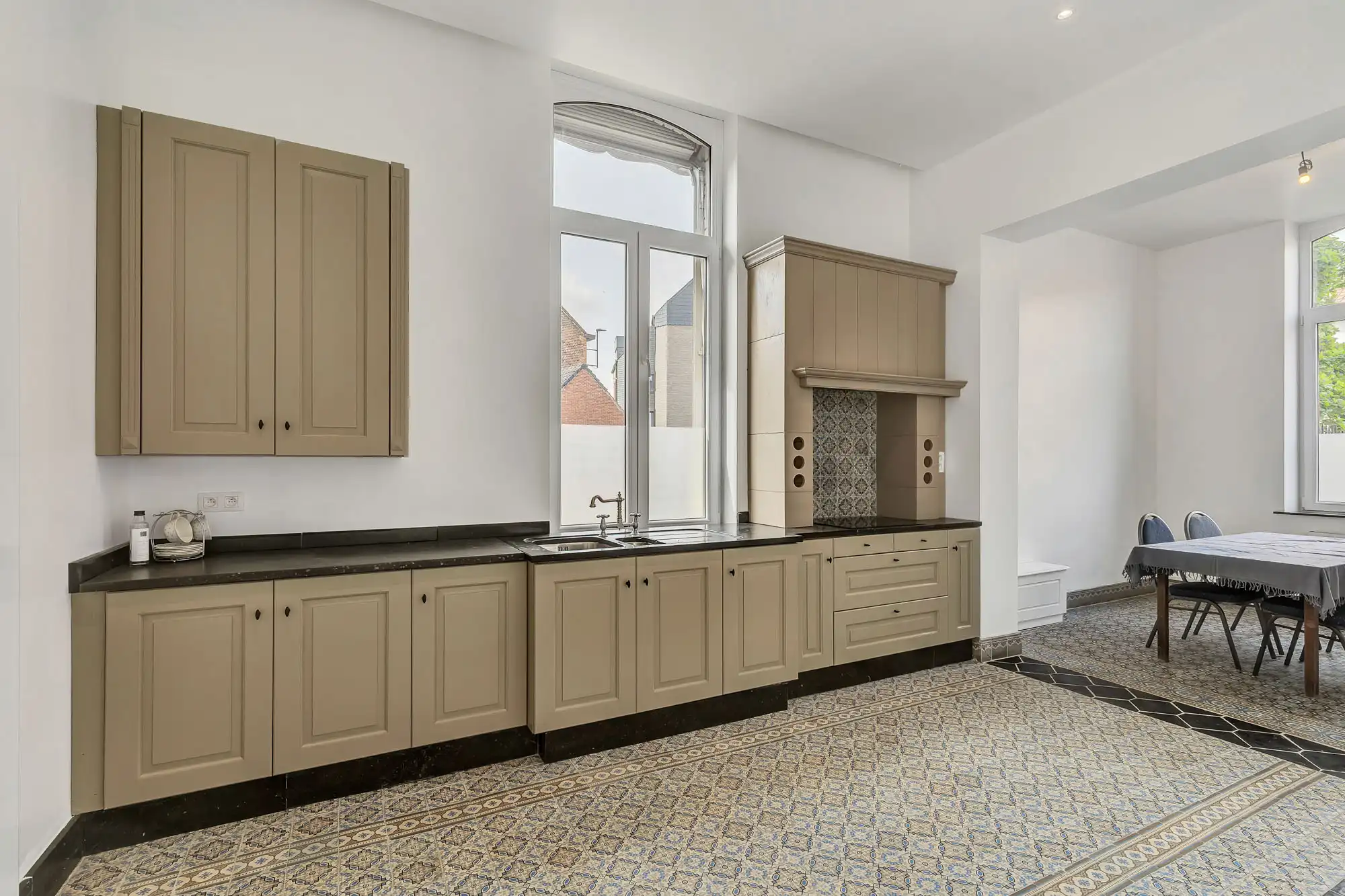 Gerenoveerde pastorijwoning met grote ruimtes in Erembodegem foto 12