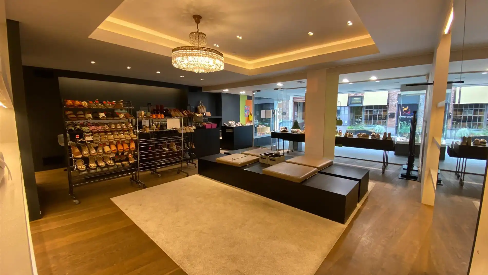 Dit prachtige handelspand bevindt zich op een toplocatie in Lokeren, in de Kerkstraat foto 2