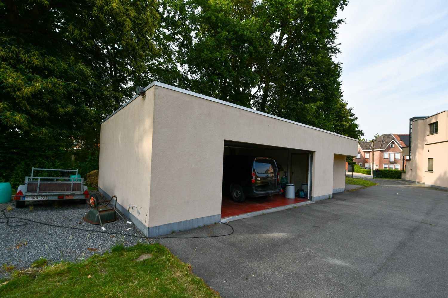 Ruime modernistische woning met grote tuin en garagegebouw foto 21