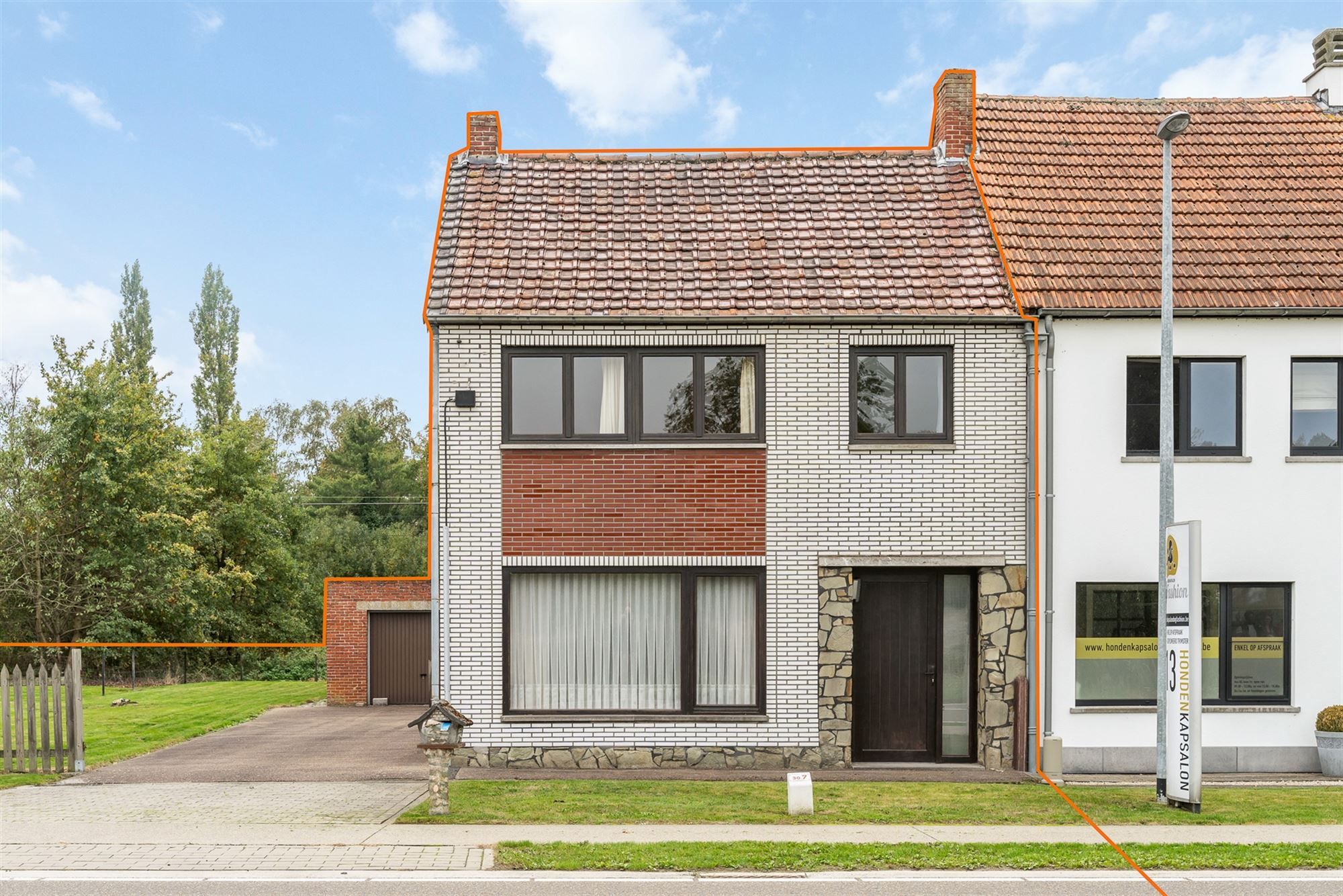 Hoofdfoto van de publicatie: WONING OP GROOT PERCEEL VAN 1623M2 MET VEEL POTENTIEEL