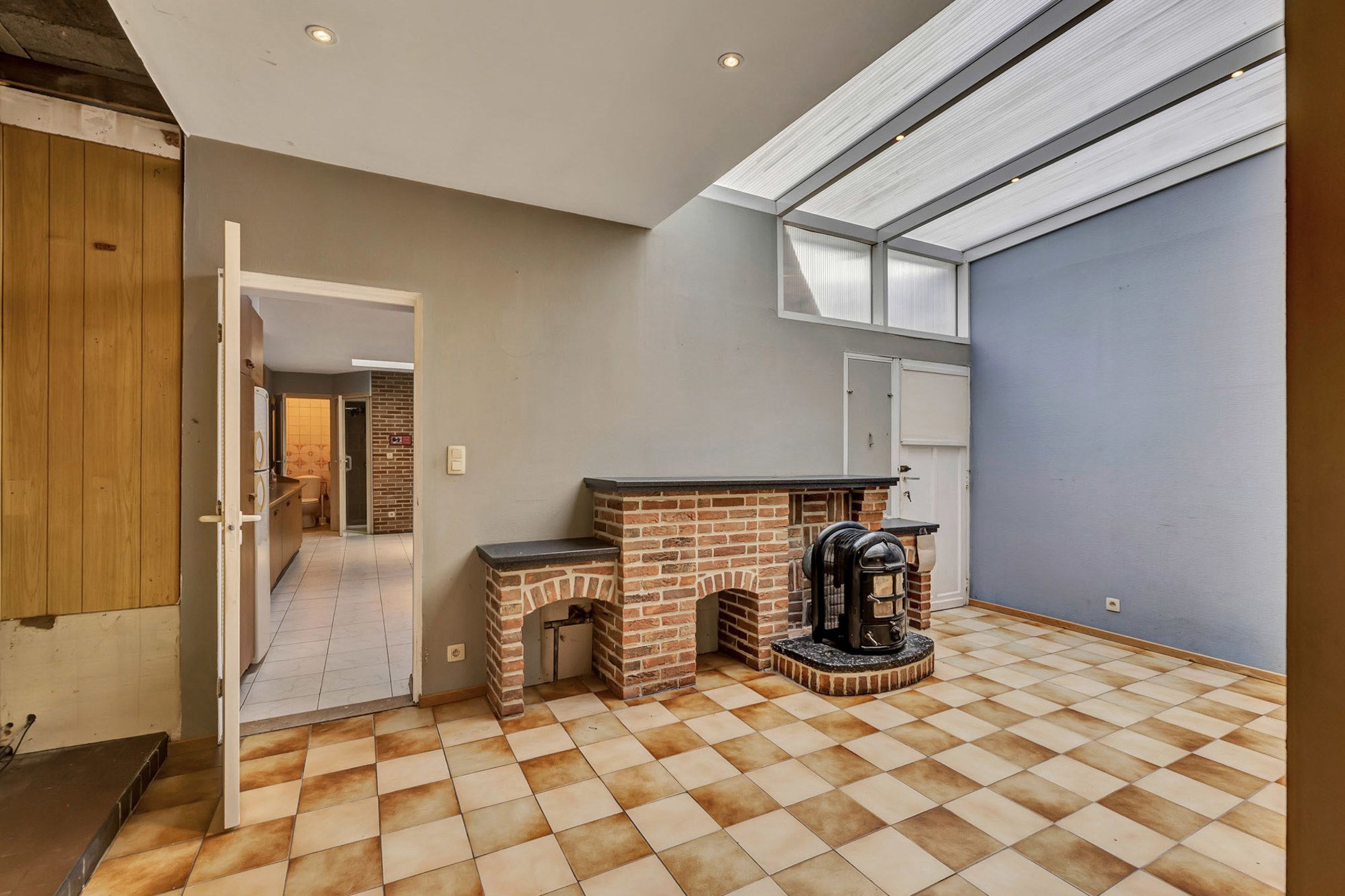 Ruime te renoveren woning op toplocatie foto 9