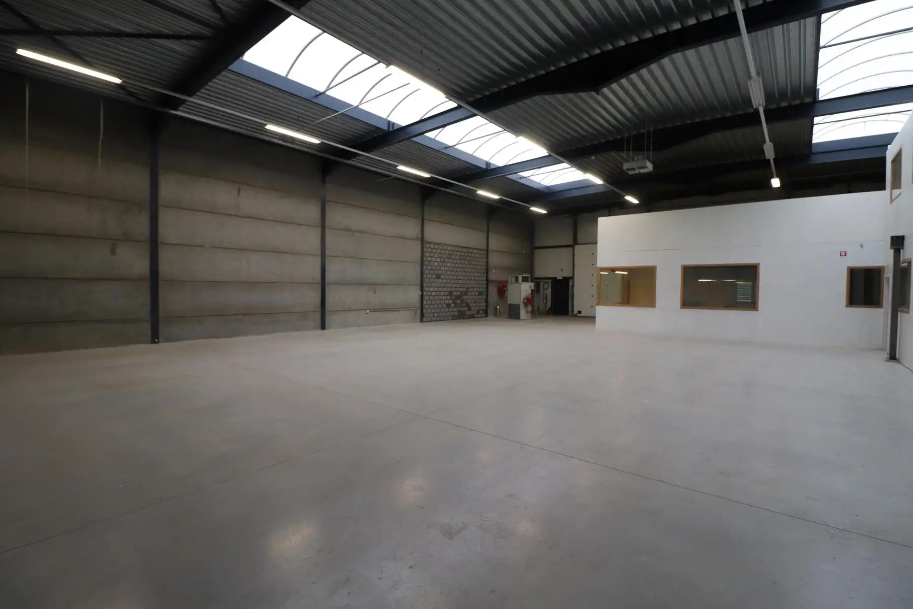 KMO-UNIT VAN 500M² MET BIJHORENDE KANTOREN. INDUSTRIEZONE MERKSPLAS foto 5