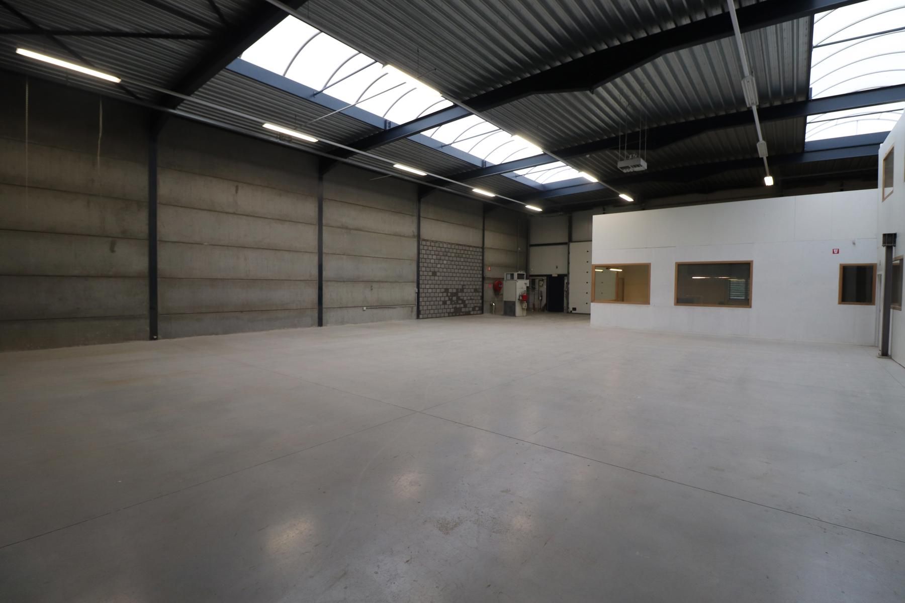KMO-UNIT VAN 500M² MET BIJHORENDE KANTOREN. INDUSTRIEZONE MERKSPLAS foto 5