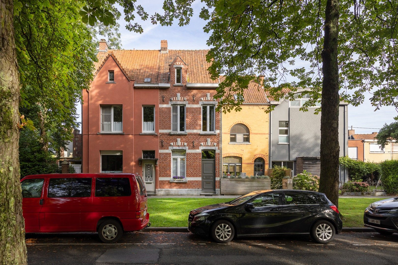 Supergelegen leuke woning met 3 slaapkamers en grote garage. foto 2