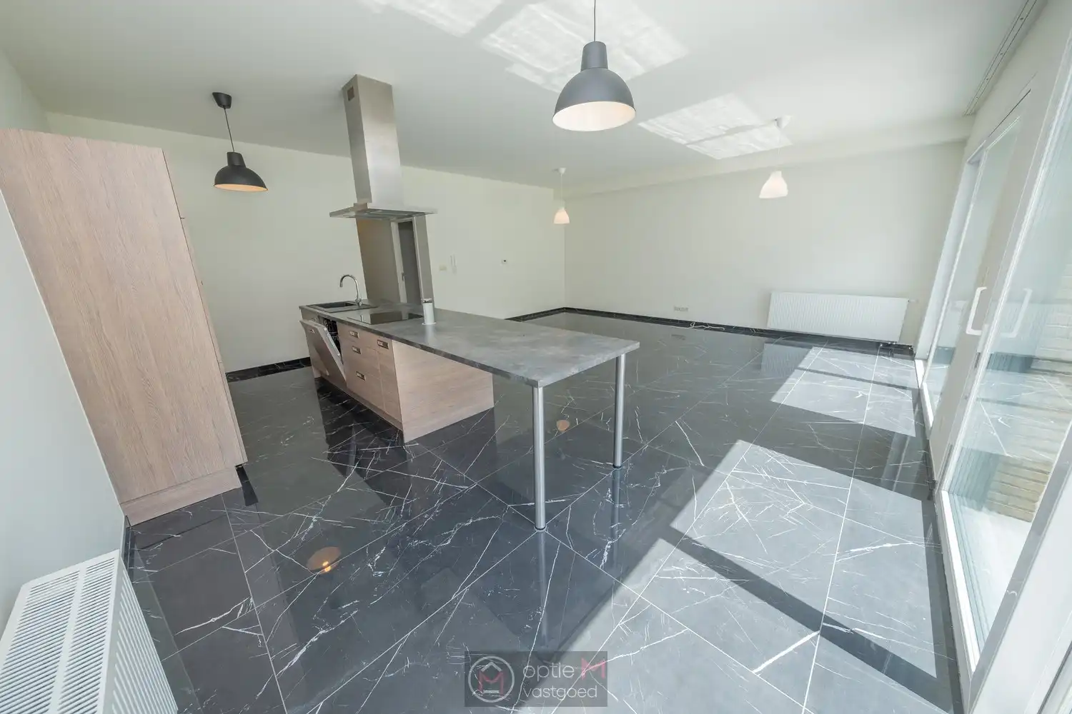 RUIM GELIJKVLOERS APPARTEMENT MET 2 SLPKS EN TUIN MET TERRAS. foto 3