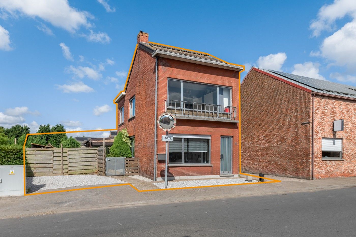 Hoofdfoto van de publicatie: Ruime woning met 3 slpk. op prachtig perceel van 1285 m²