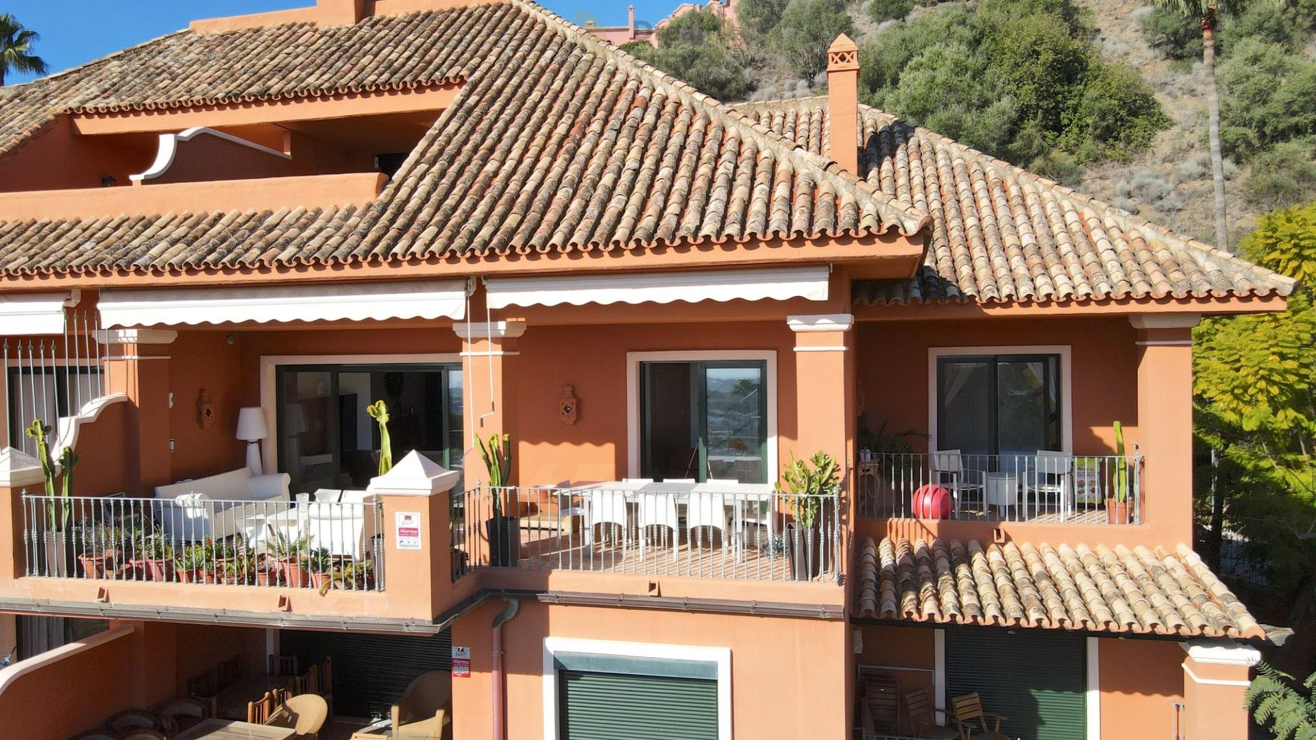 Ruim penthouse met 3 slaapkamers en panoramisch uitzicht op zee in Monte Halcones, Benahavis. foto 2