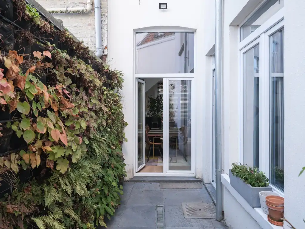 Karaktervolle gezinswoning met vier slaapkamers, twee badkamers en een mooi ingerichte buitenruimte foto 12