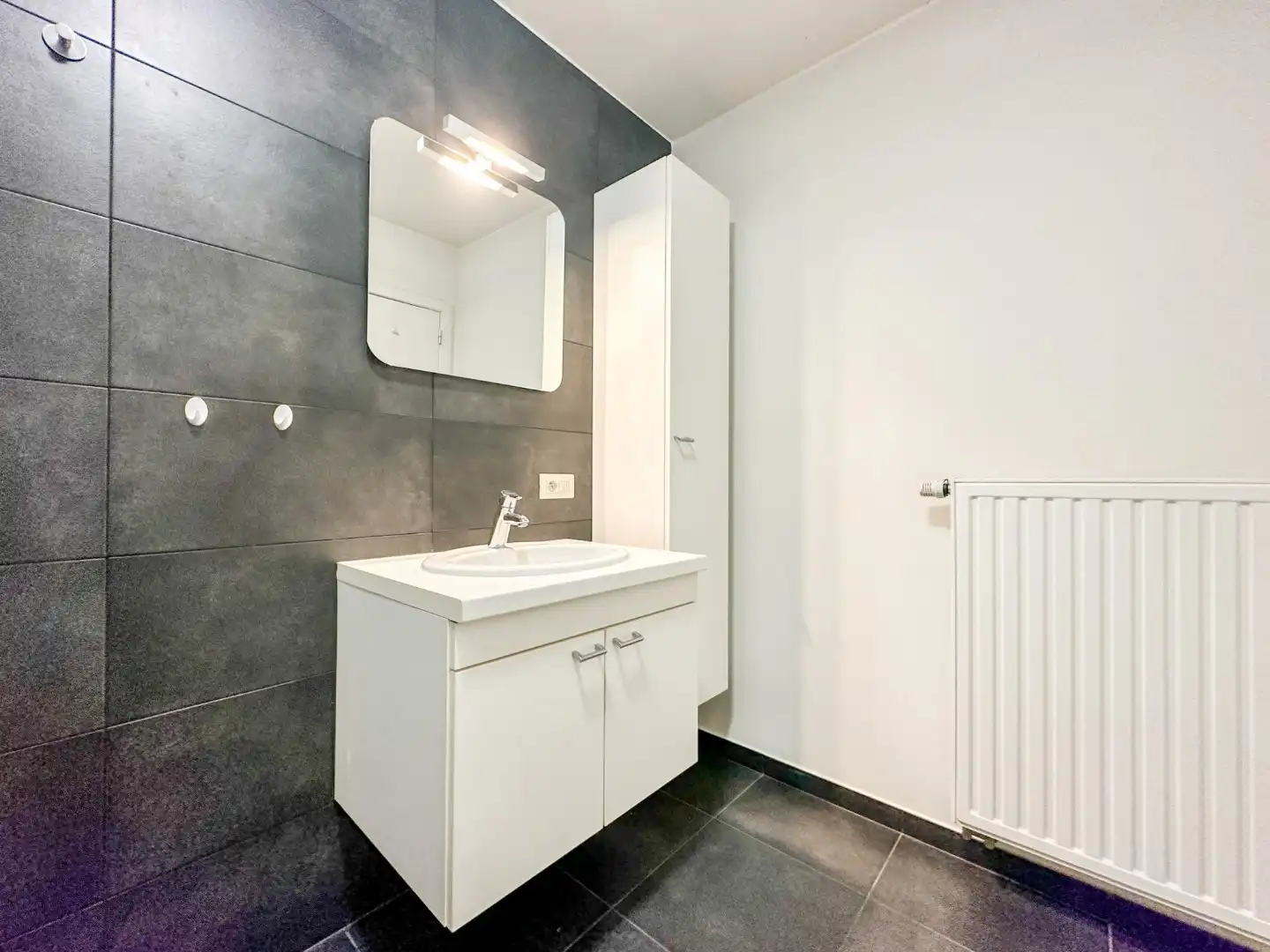 Instapklaar energiezuinig appartement hartje Eernegem, met zonnig terras, topligging. foto 14