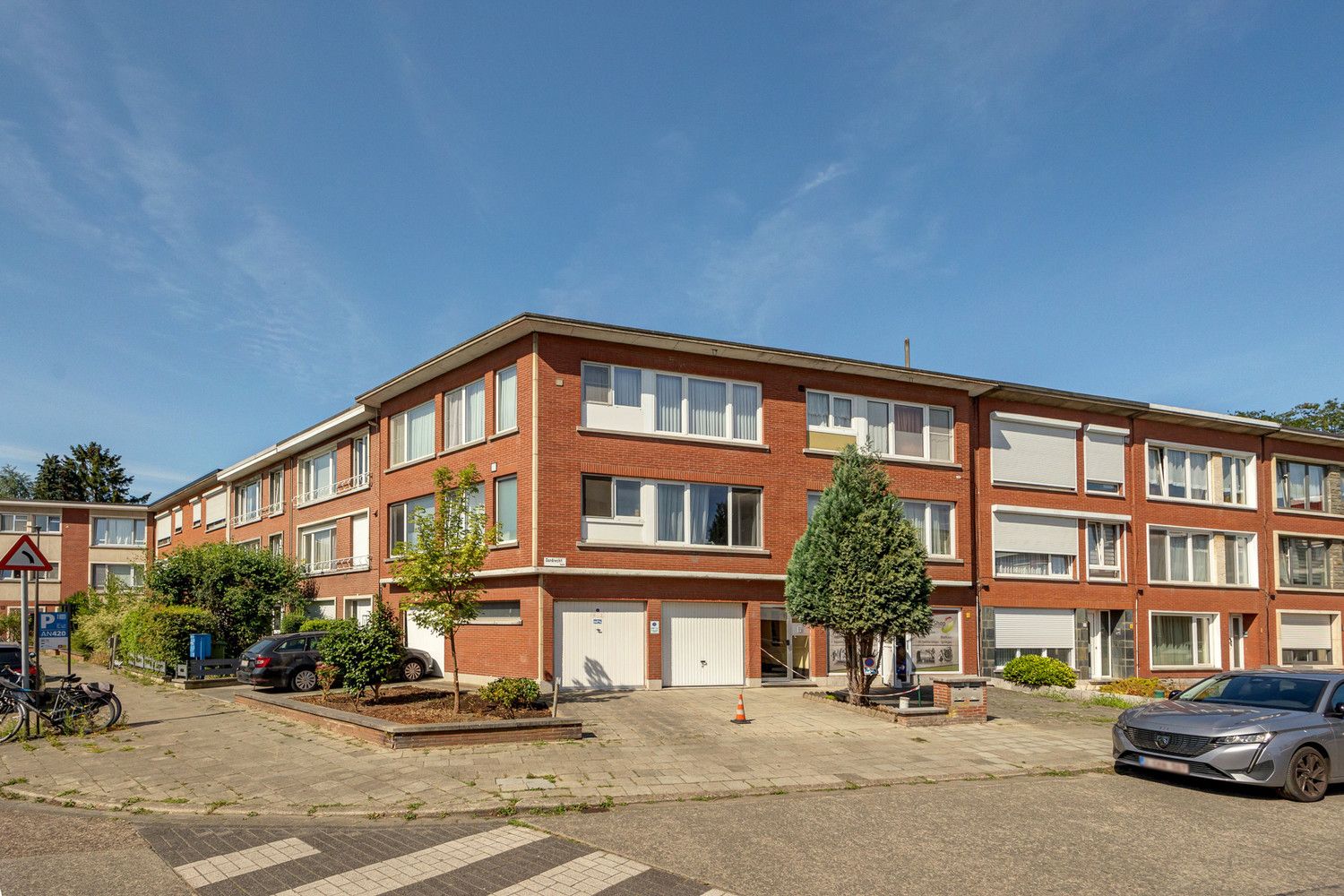 Energiezuinig (EPC B) en instapklaar 2 slk-appartement in een kleinschalig hoekgebouw te Deurne-Zuid, met privatieve garagebox + de staanplaats ervoor foto 2