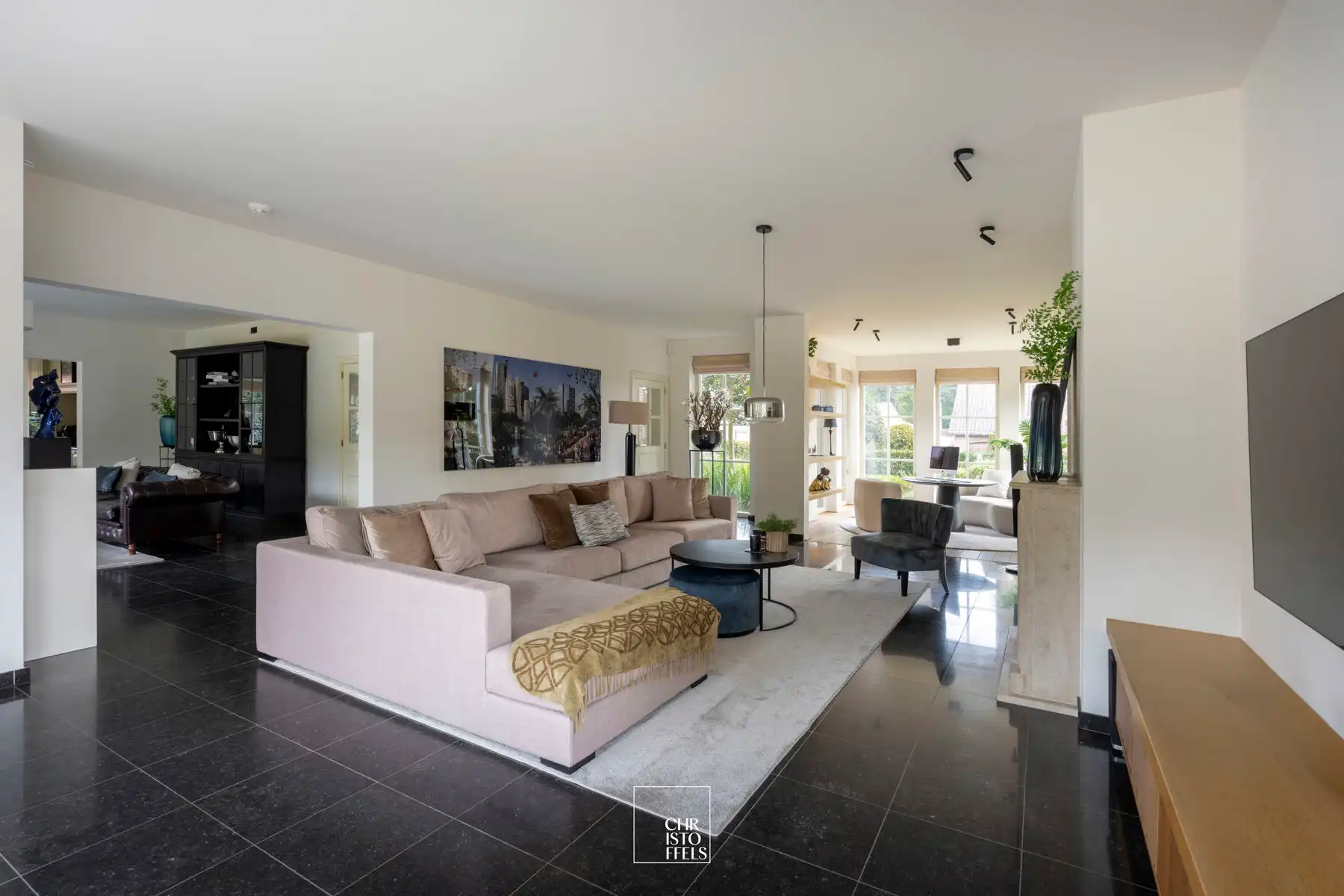 Exclusief landhuis met buitenzwembad op perceel van 2.787m² aan de bosrand. foto 4