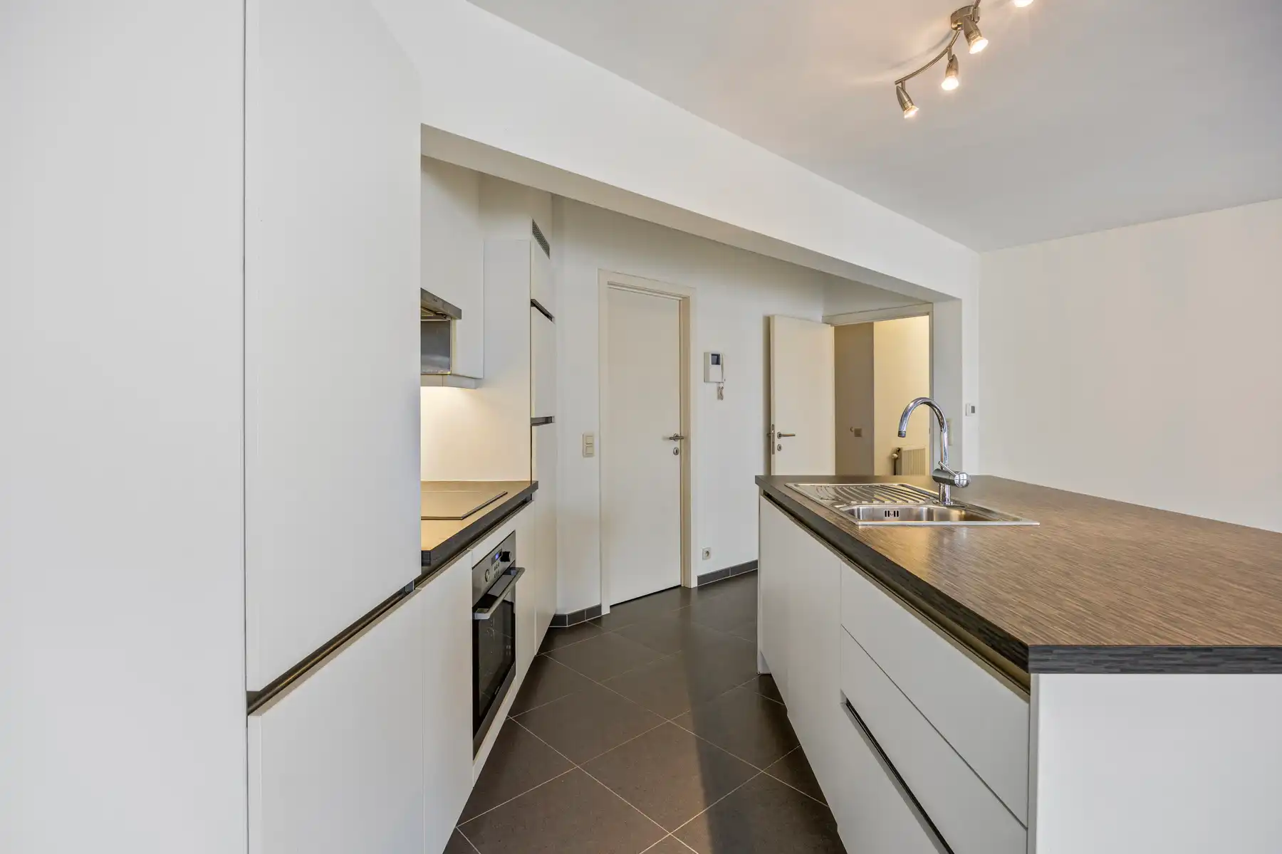 Instapklaar appartement met 2 kamers, staanplaats en terras foto 6