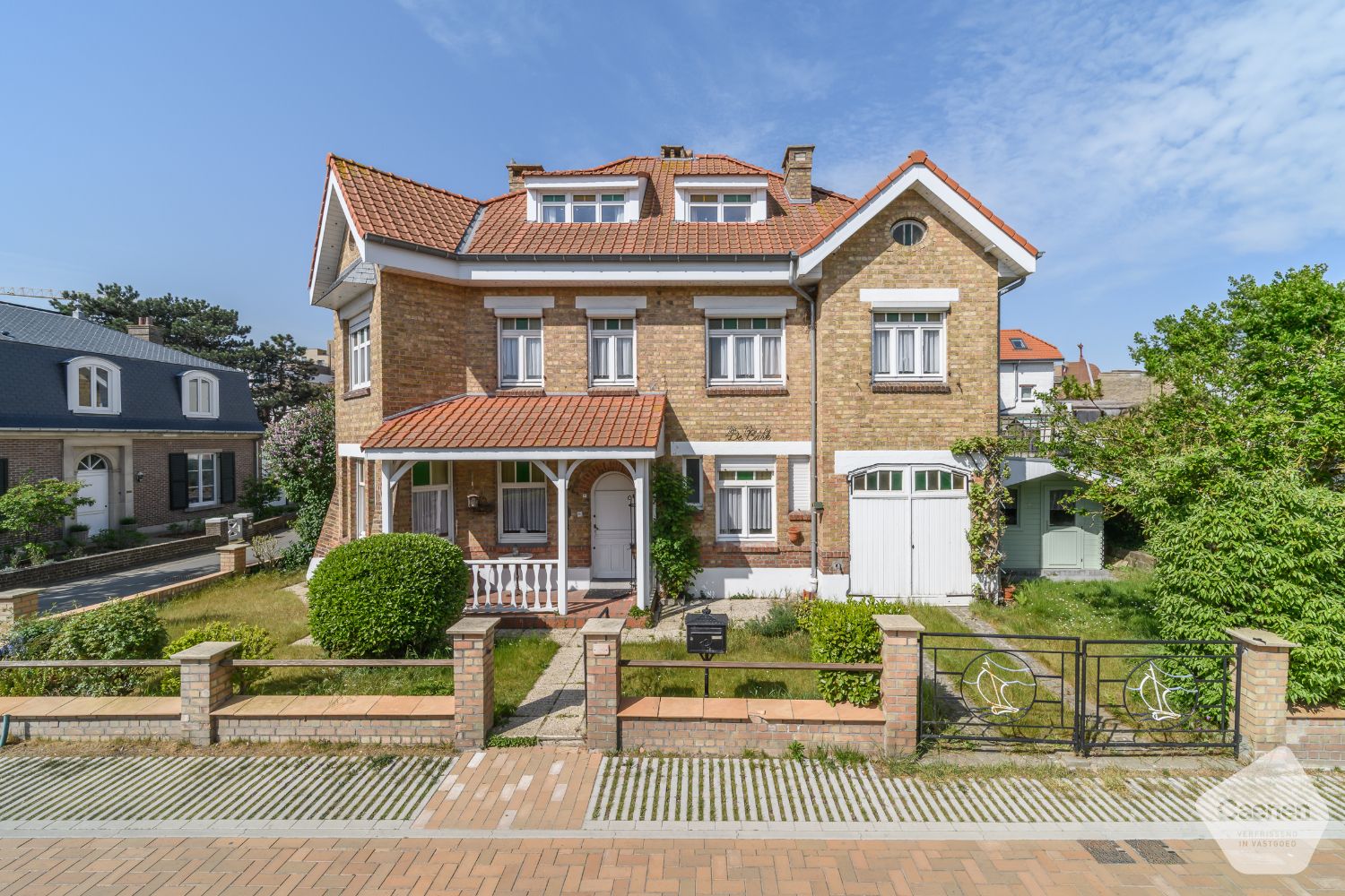 Hoofdfoto van de publicatie: Authentieke Halfopen Villa op Wandelafstand van Zee en Winkels – Te Renoveren naar Eigen Smaak