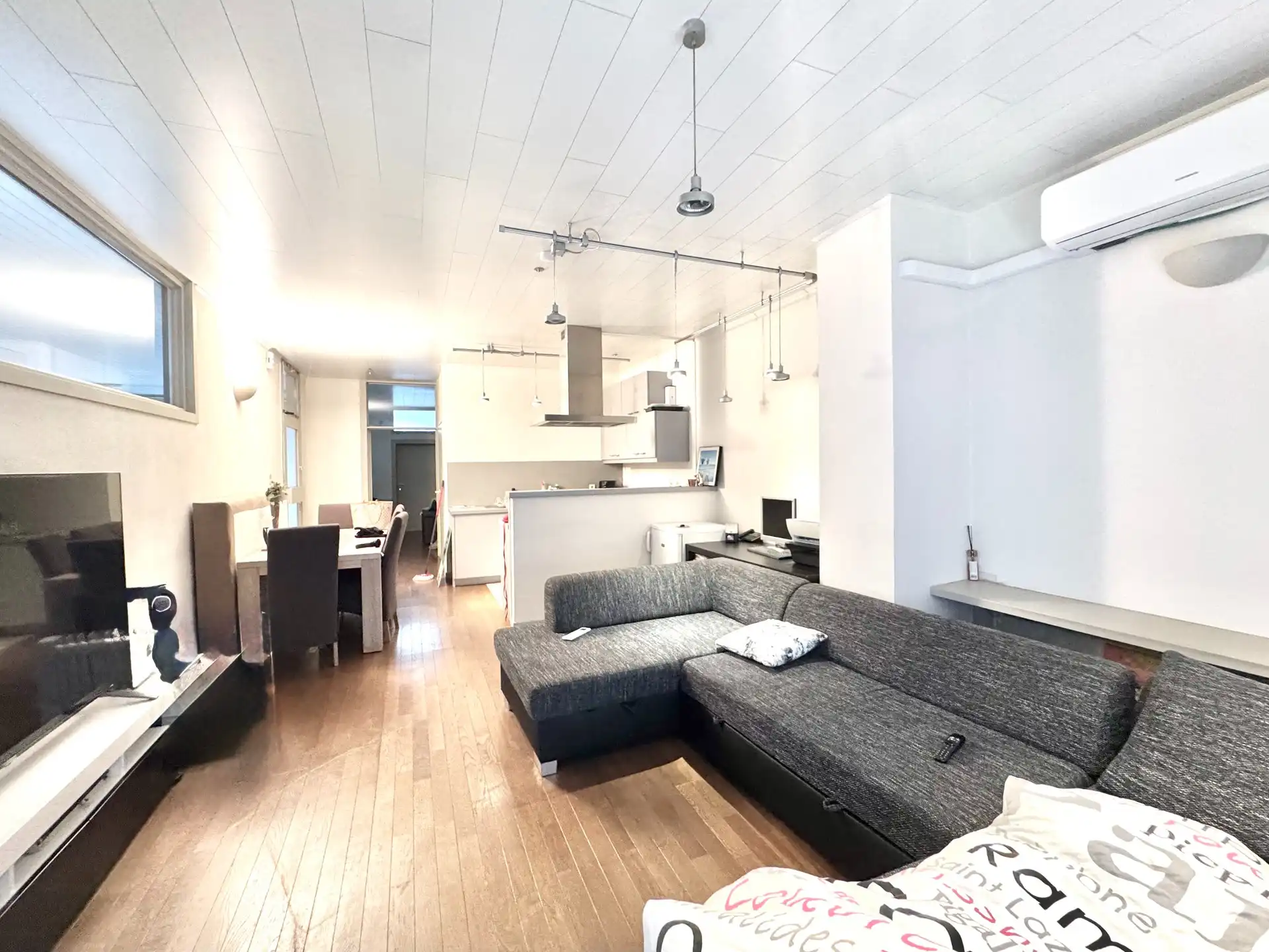 GELIJKVLOERS 1-SLAAPKAMER-APPARTEMENT NABIJ STATION foto {{pictureIndex}}