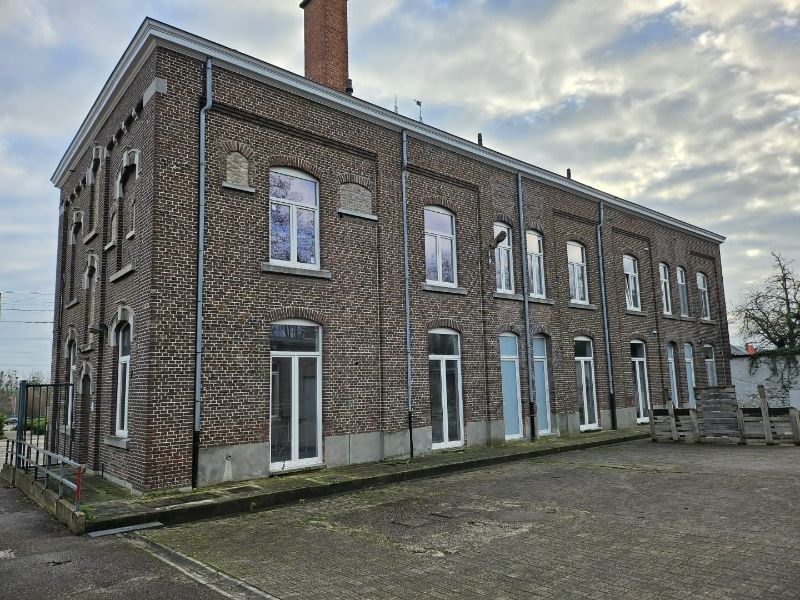 3 gerenoveerde woningen in halfopen en gesloten bebouwing. foto {{pictureIndex}}