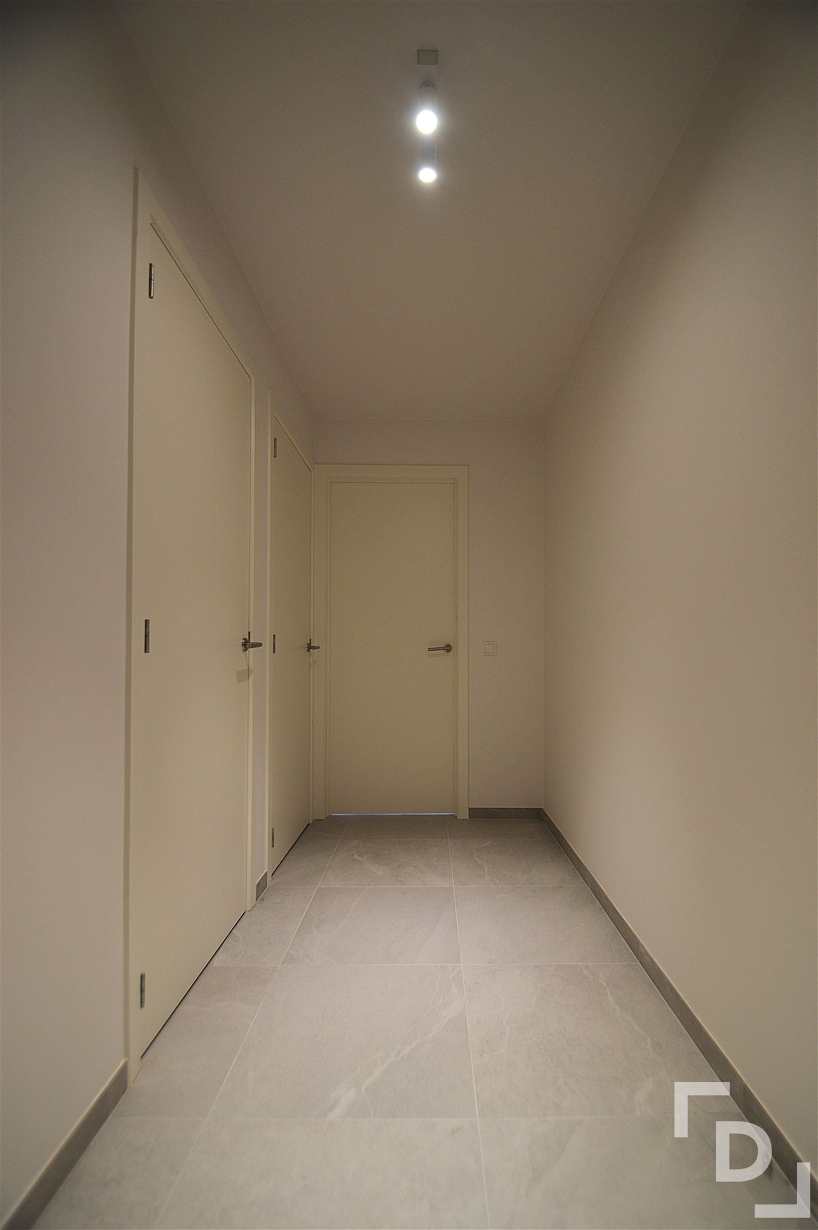 Nieuwbouwappartement van hoogwaardige afwerking met staanplaats te huur in centrum Ieper foto 11