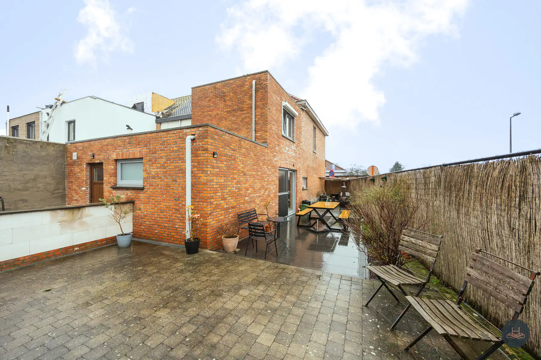 Charmante, halfopen, gerenoveerde woning met 3 staanplaatsen foto 25