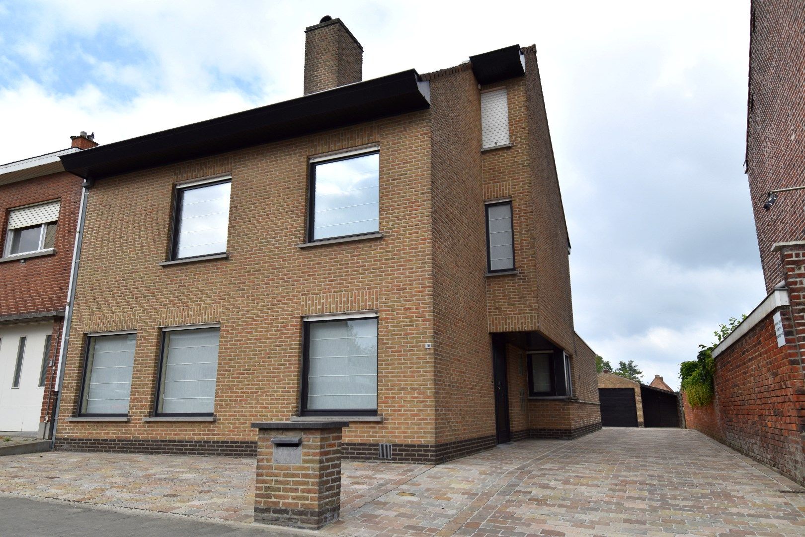 Instapklare HOB met 3 slaapkamers, garage, zolder op een perceel van 1329 m² te Sint-Eloois-Winkel foto {{pictureIndex}}