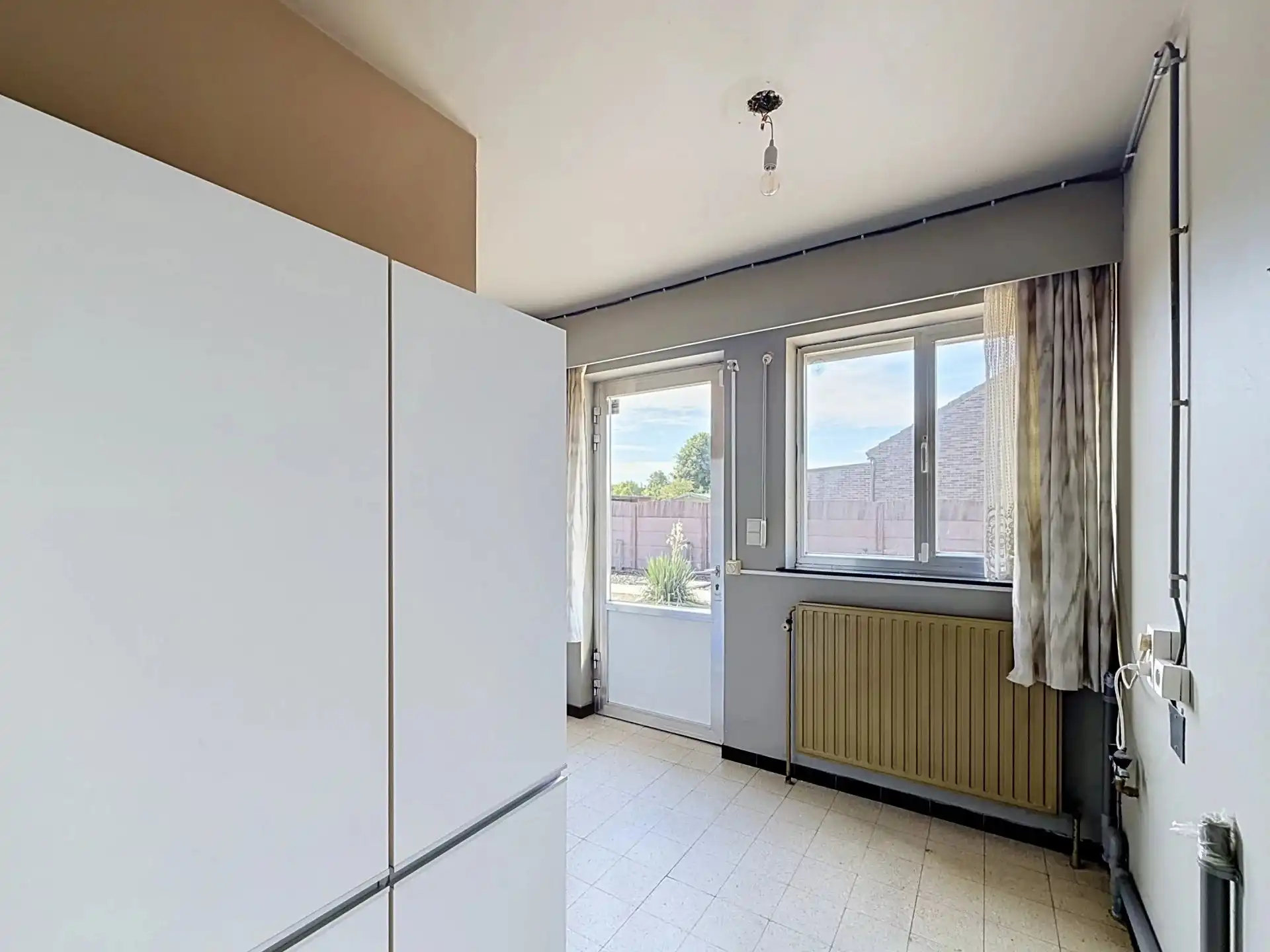 Te renoveren gelijkvloerse woning met 3 slaapkamers op een ruim perceel. foto 12