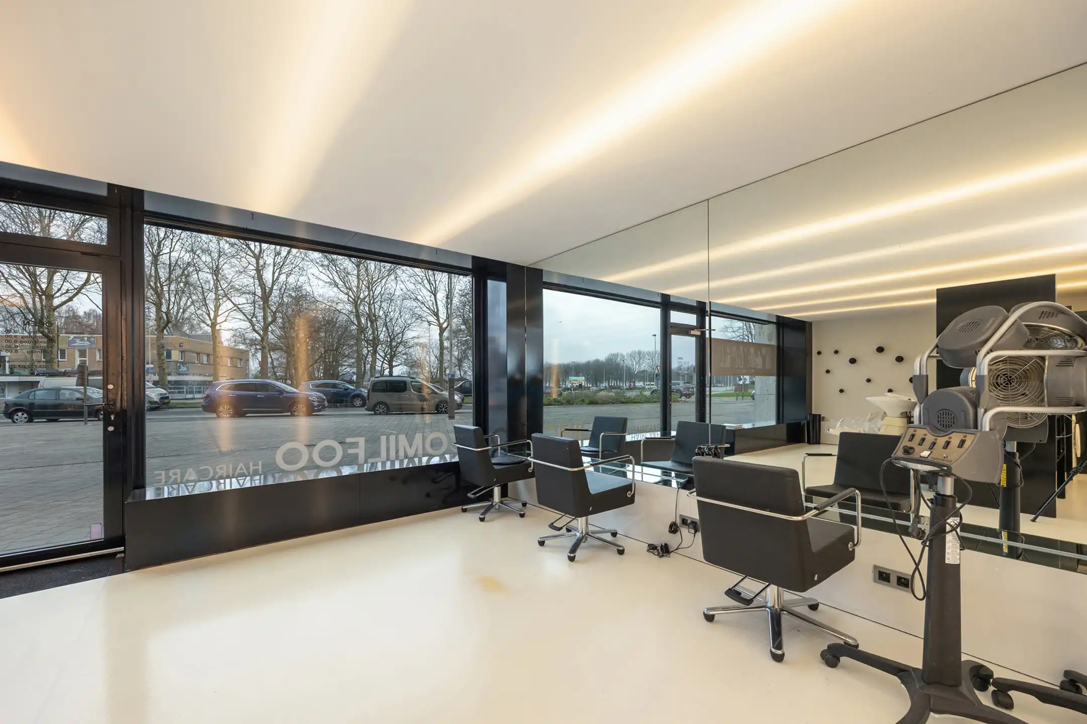 Gelijkvloerse handelszaak te koop in Linkeroever foto 8