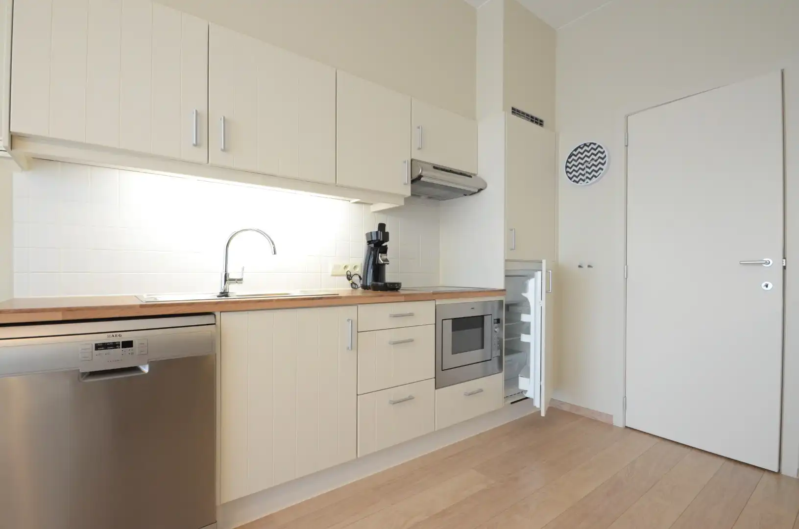 Studio met dressing en zicht op de jachthaven. foto 6