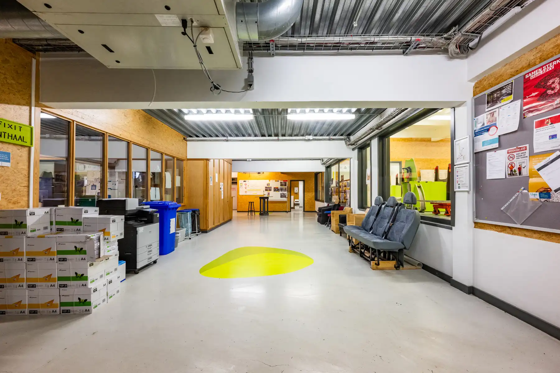 Ruim en veelzijdig bedrijfspand met parking en opslag foto 46