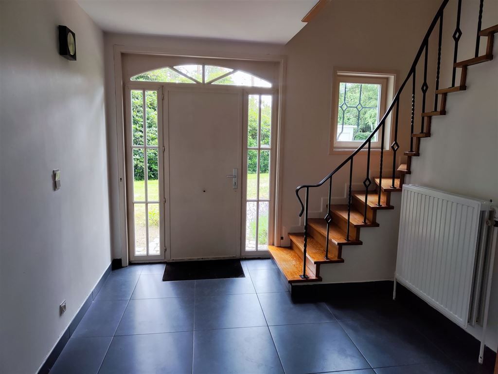 Villa in rustige straat foto 4