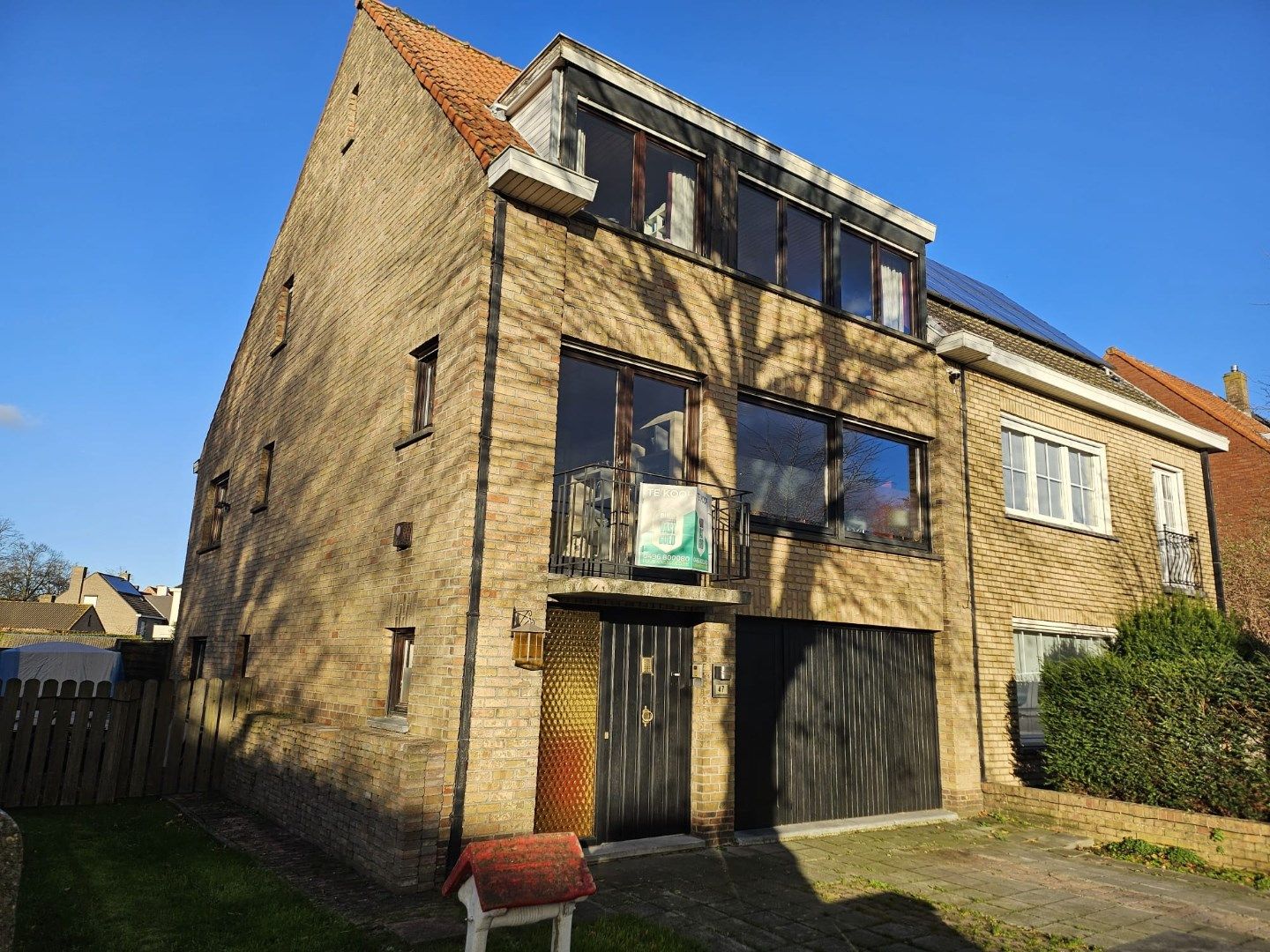 Hoofdfoto van de publicatie: Ruime half open woning met grote garage en leuke tuin in uiterst rustige straat nabij de Damse Vaart.