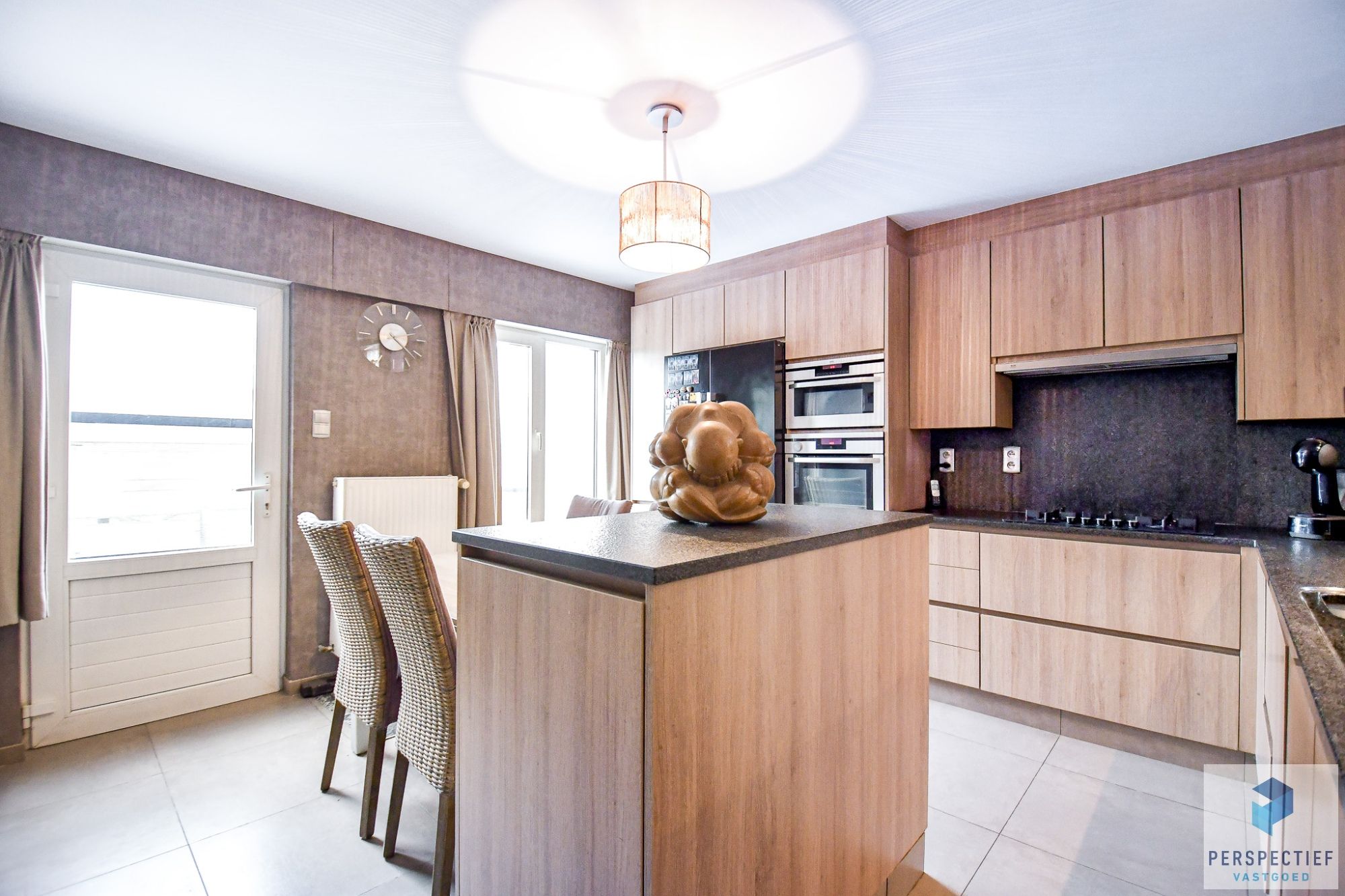 Ruime, instapklare woning met 4 slaapkamers, garage en magazijn op 970 m² foto 6