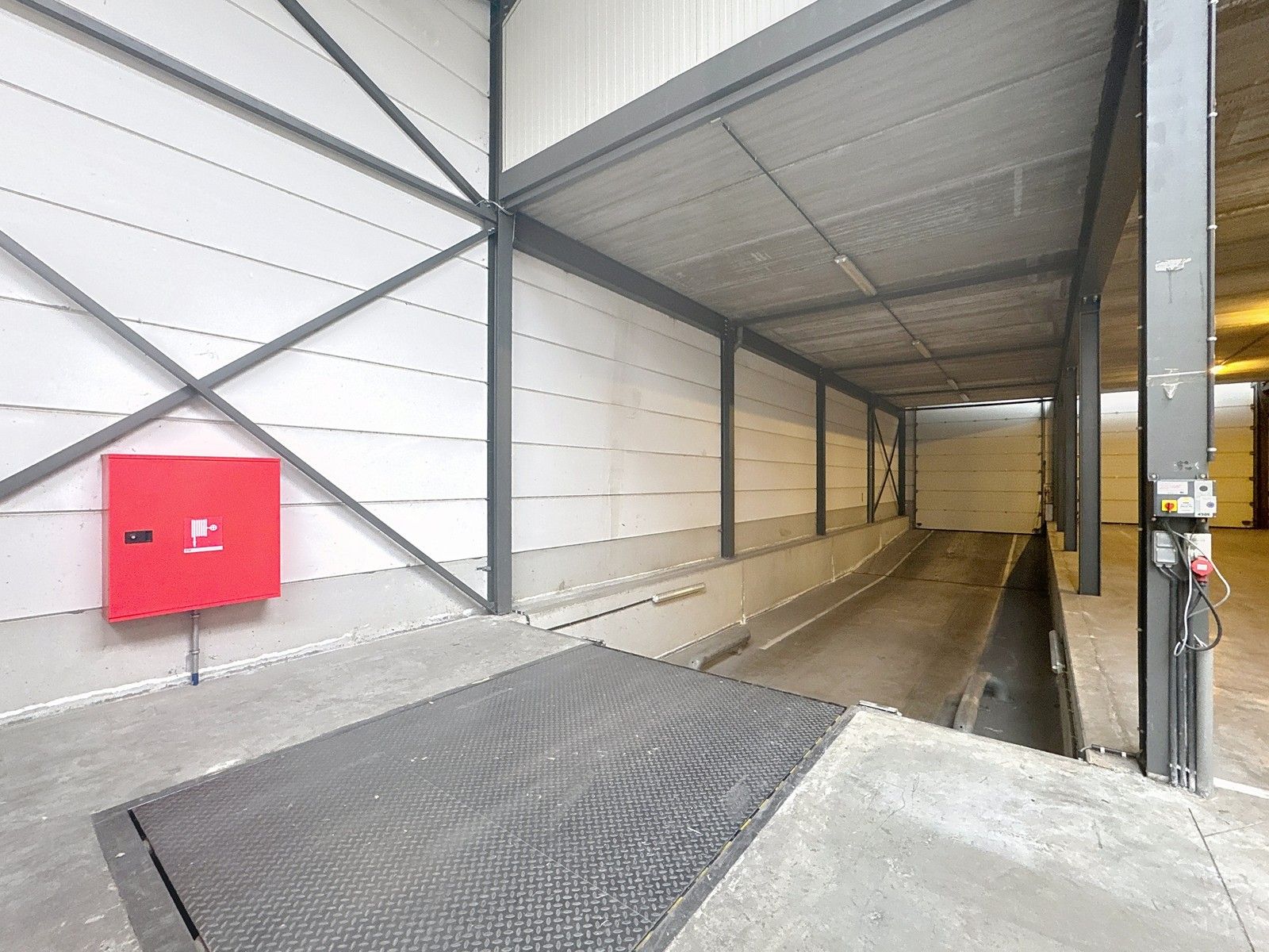Instapklaar LOGISTIEK MAGAZIJN met laadkade en tussenverdieping te huur op industriezone te Beernem. foto 7