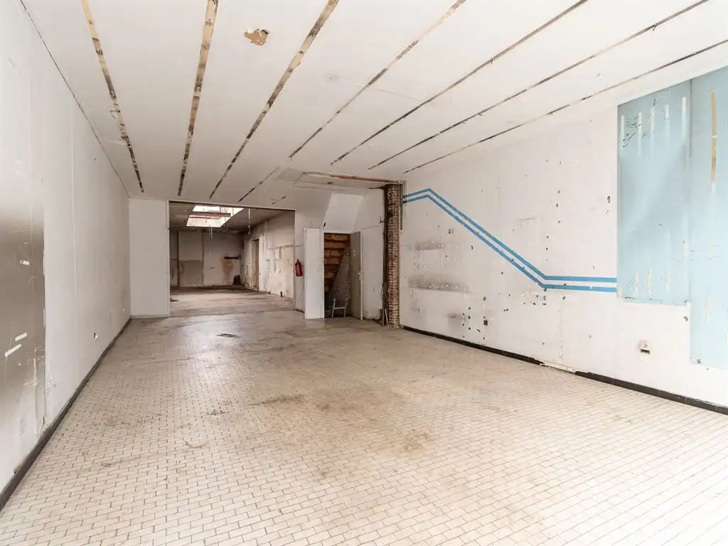 Te renoveren handelspand in Berchem foto {{pictureIndex}}