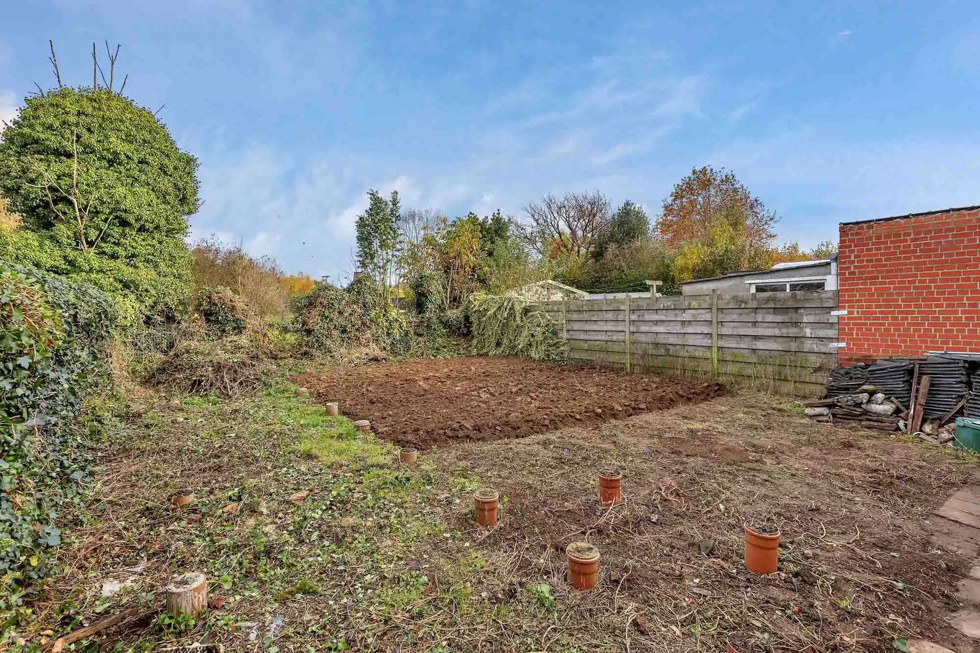 Te renoveren woning met garage en tuin foto 10