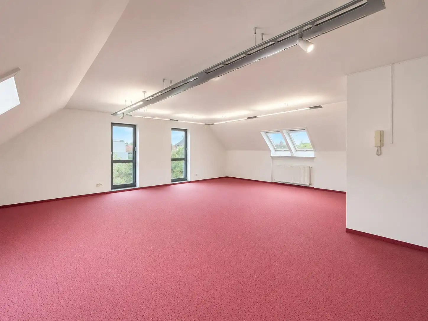 Ruim (430m²), multifunctioneel pand (bewoning, kantoor, praktijk, horeca, ...)  op ZICHTLOCATIE langs invalsweg Roeselare (vlakbij de ring R32). foto 14