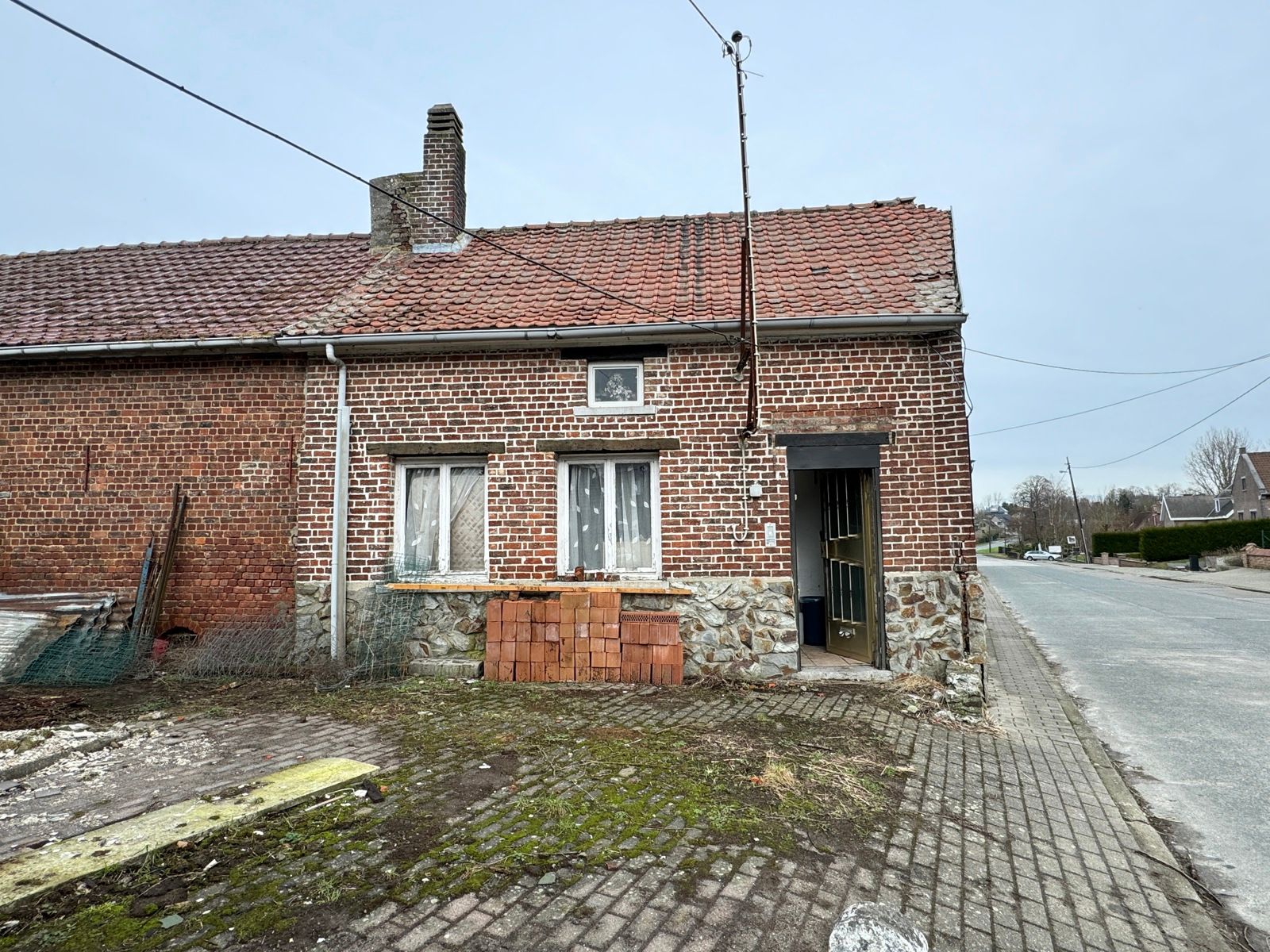 Volledig te renoveren woning met garage foto 2