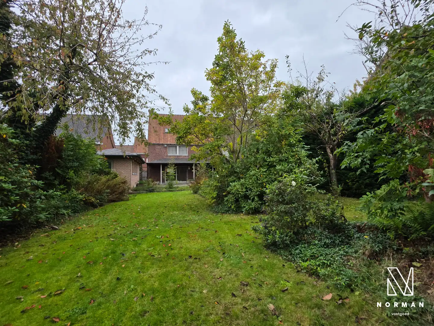Ruime woning met inpandige garage en 3 slks op een prachtig perceel van 1218 m². foto 2