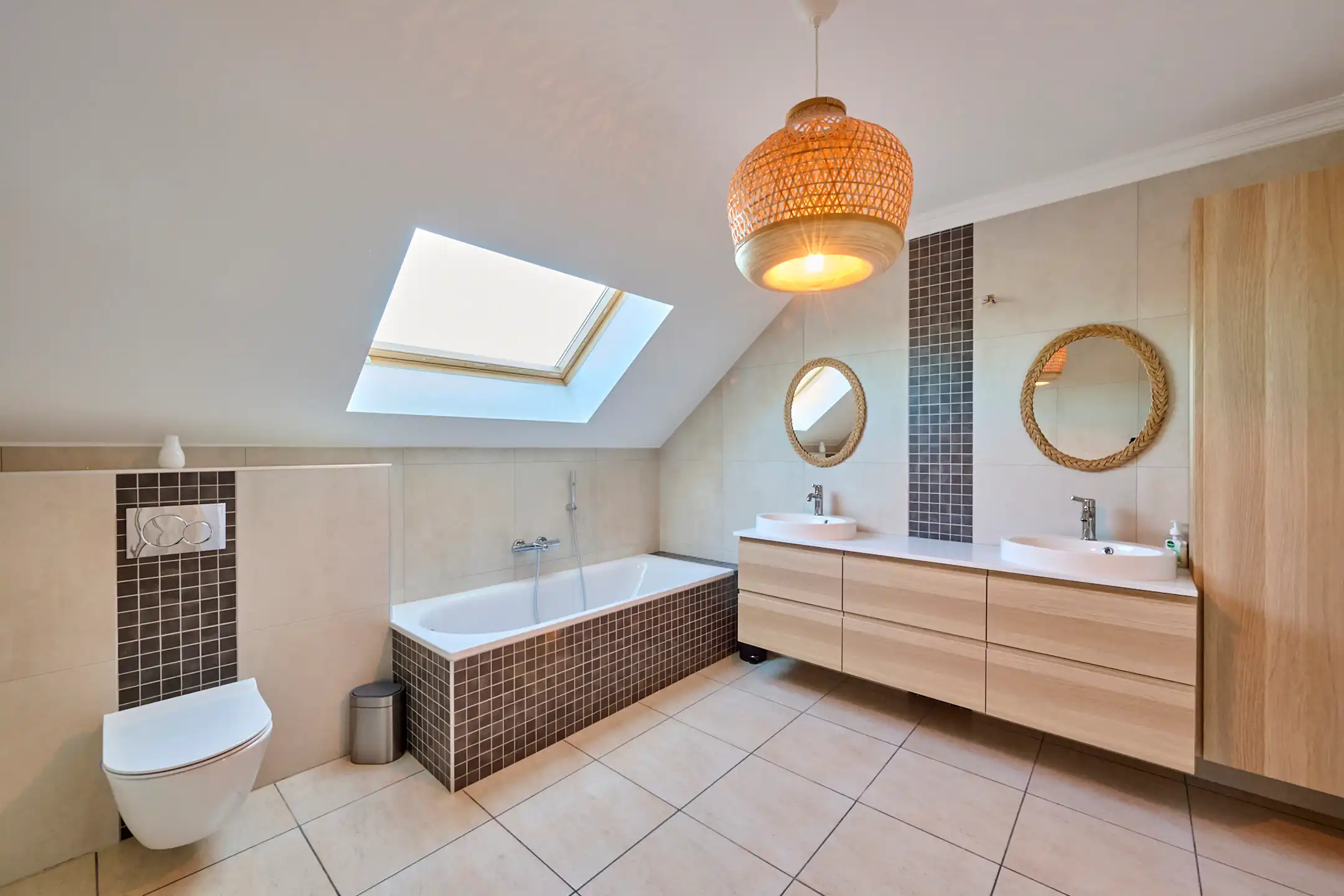 ZEER RUIME INSTAPKLARE WONING MET HOOGWAARDIGE AFWERKING foto 12