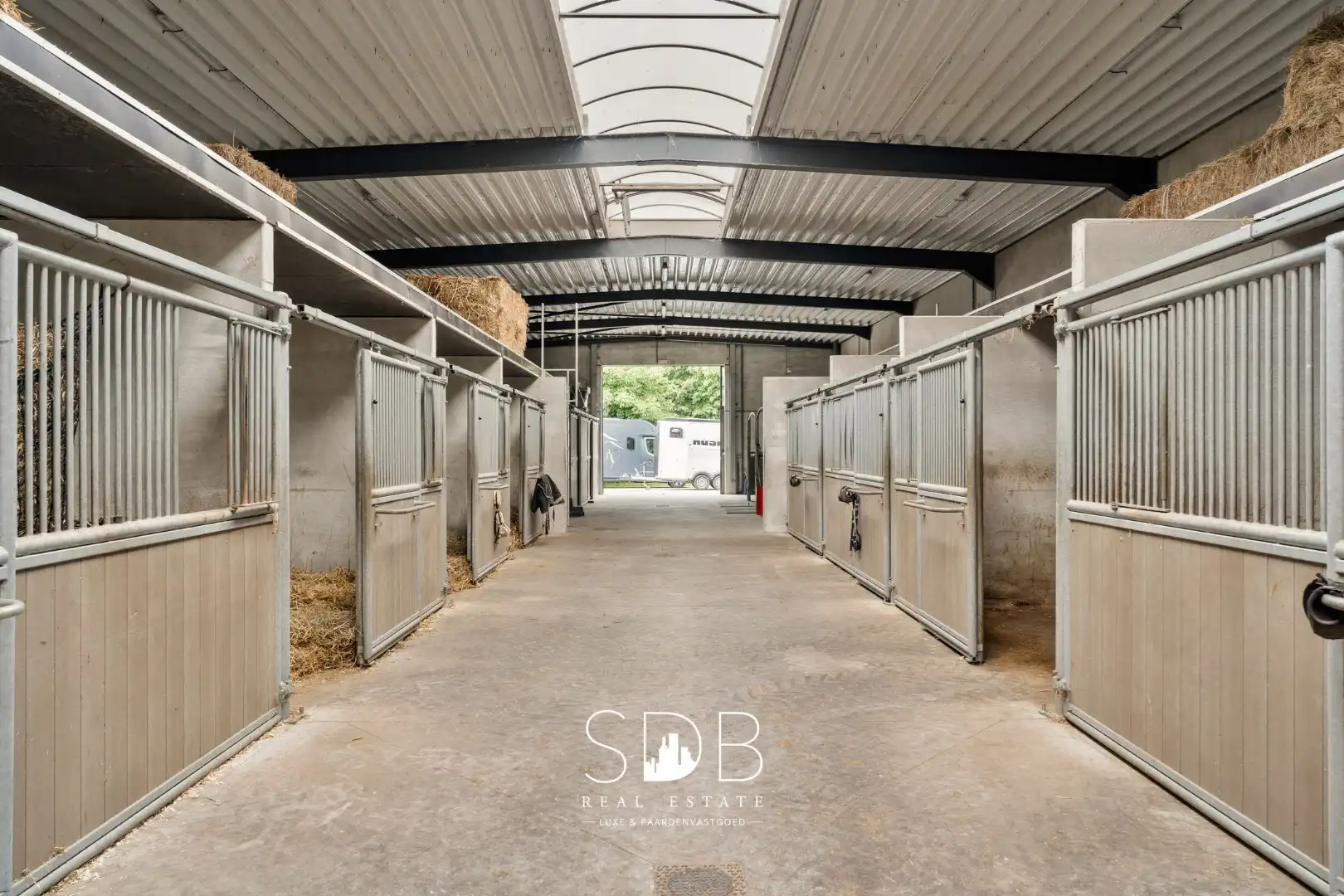 Prachtige villa met hippische accommodatie en graslanden op +/- 9 ha foto 39