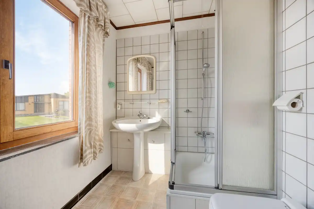 Te renoveren halfopen bebouwing met 3 slaapkamers op rustige locatie foto 16