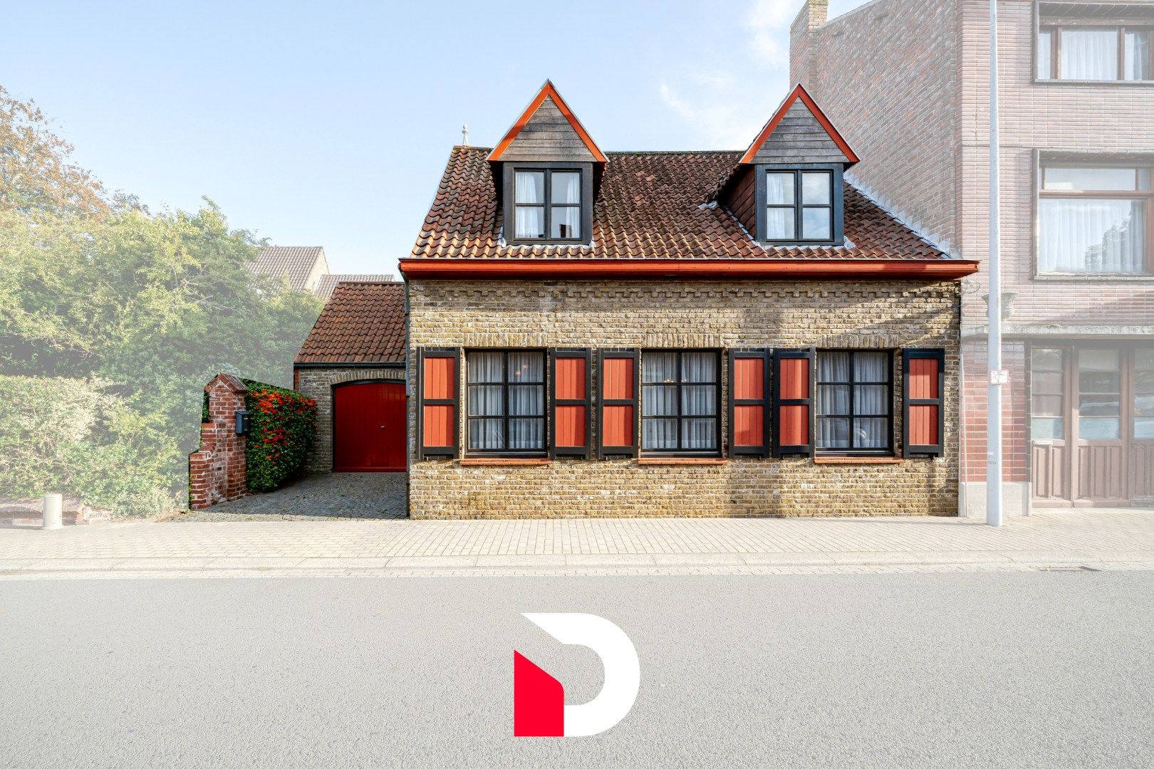 Hoofdfoto van de publicatie: Deze statige halfopen woning is gelegen op een steenworp van de Markt te Eernegem.