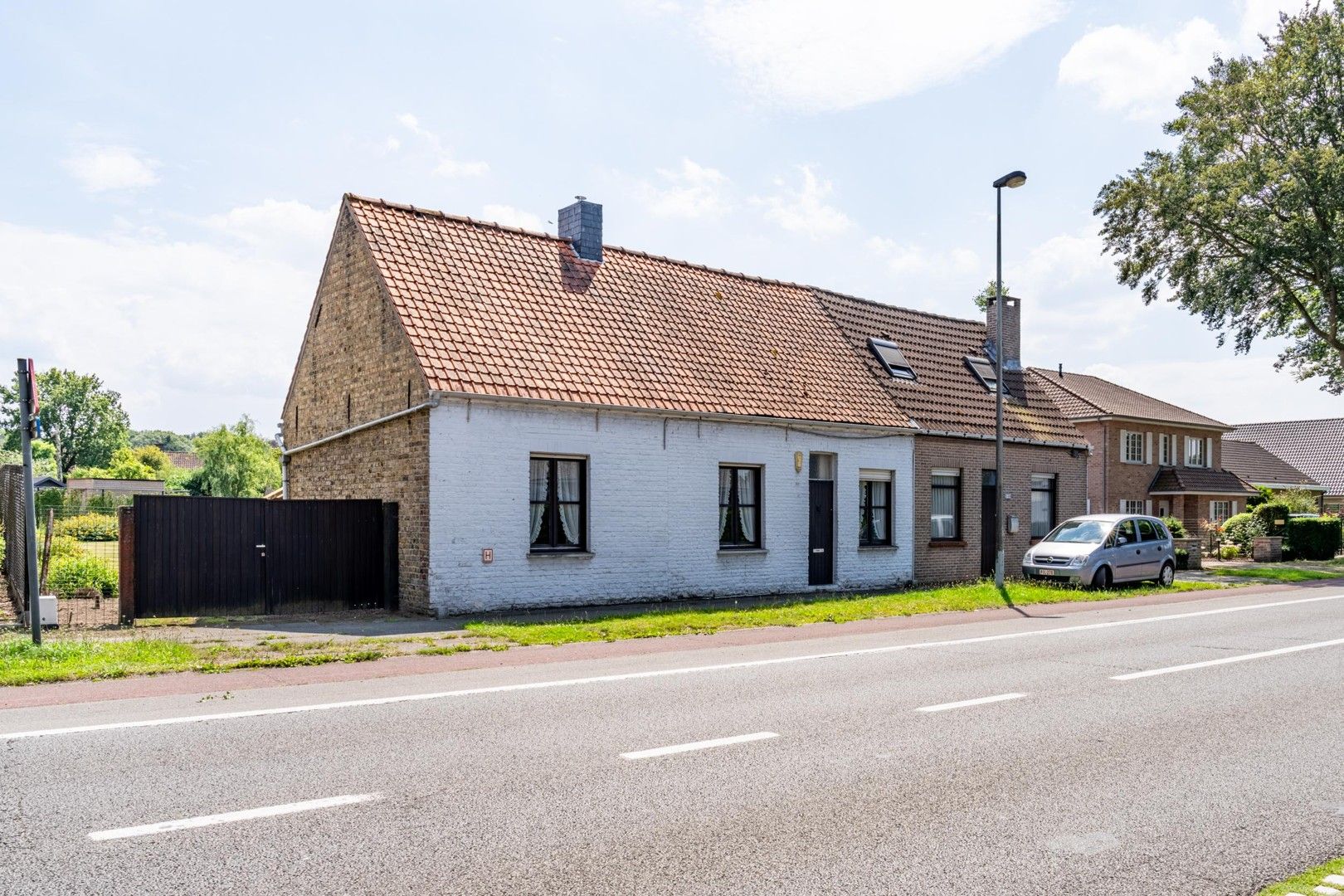 Hoofdfoto van de publicatie: Te renoveren woning op een zonnig perceel van 558 m²