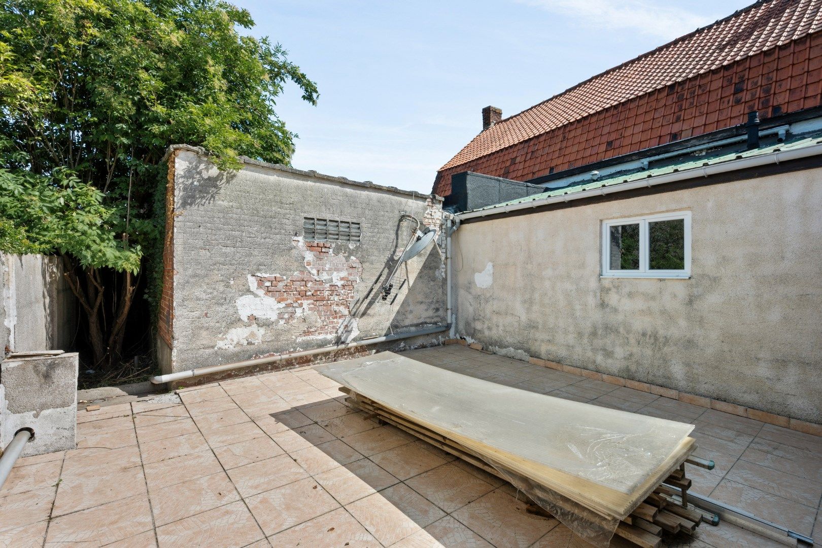 Te renoveren hoekwoning op strategische ligging foto 12