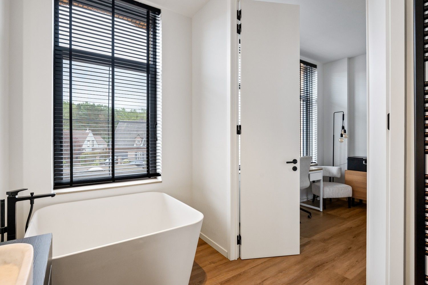 Prachtig en hedendaags gerenoveerde woning met zwembad te Lier foto 16