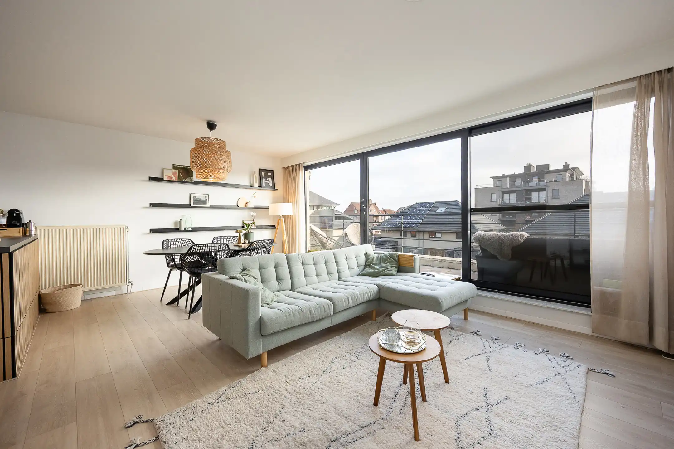 Centraal gelegen 2 slpk app met ruim terras en staanplaats. foto 3