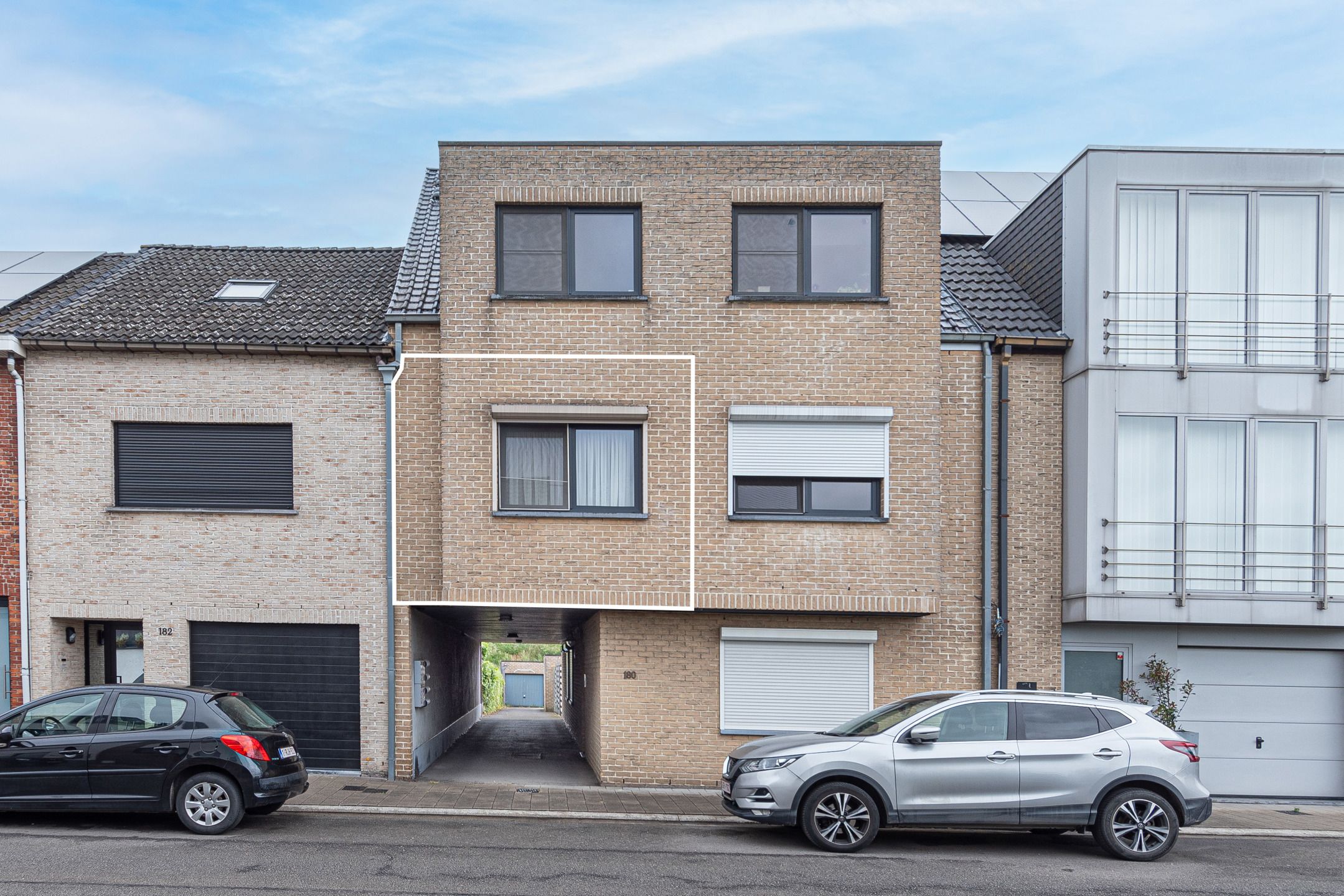 Instapklaar 1-slaapkamerappartement met garage foto 2